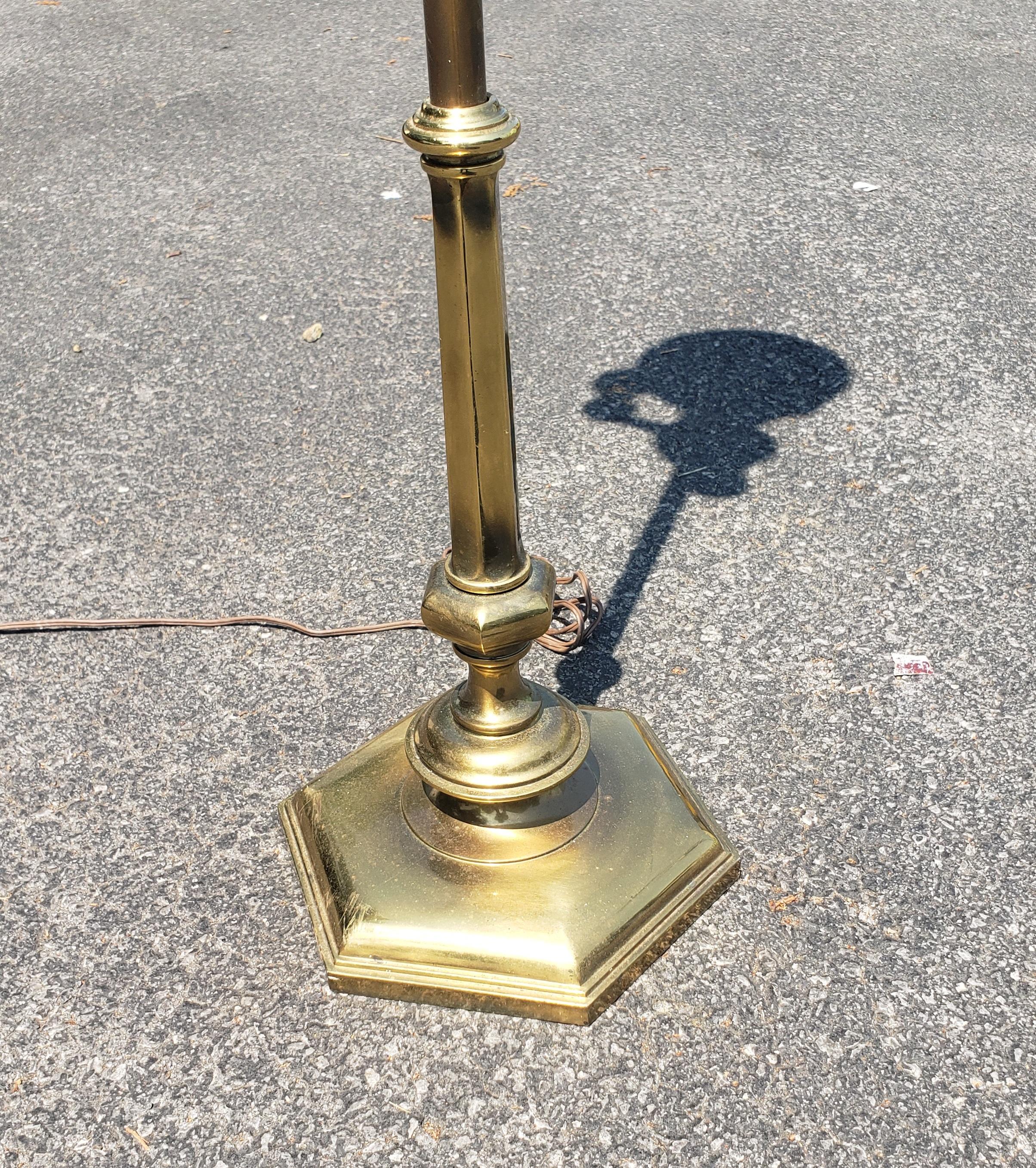 Ferronnerie Lampadaire Stiffel 4 voies en laiton, verre au lait, milieu du 20e siècle en vente