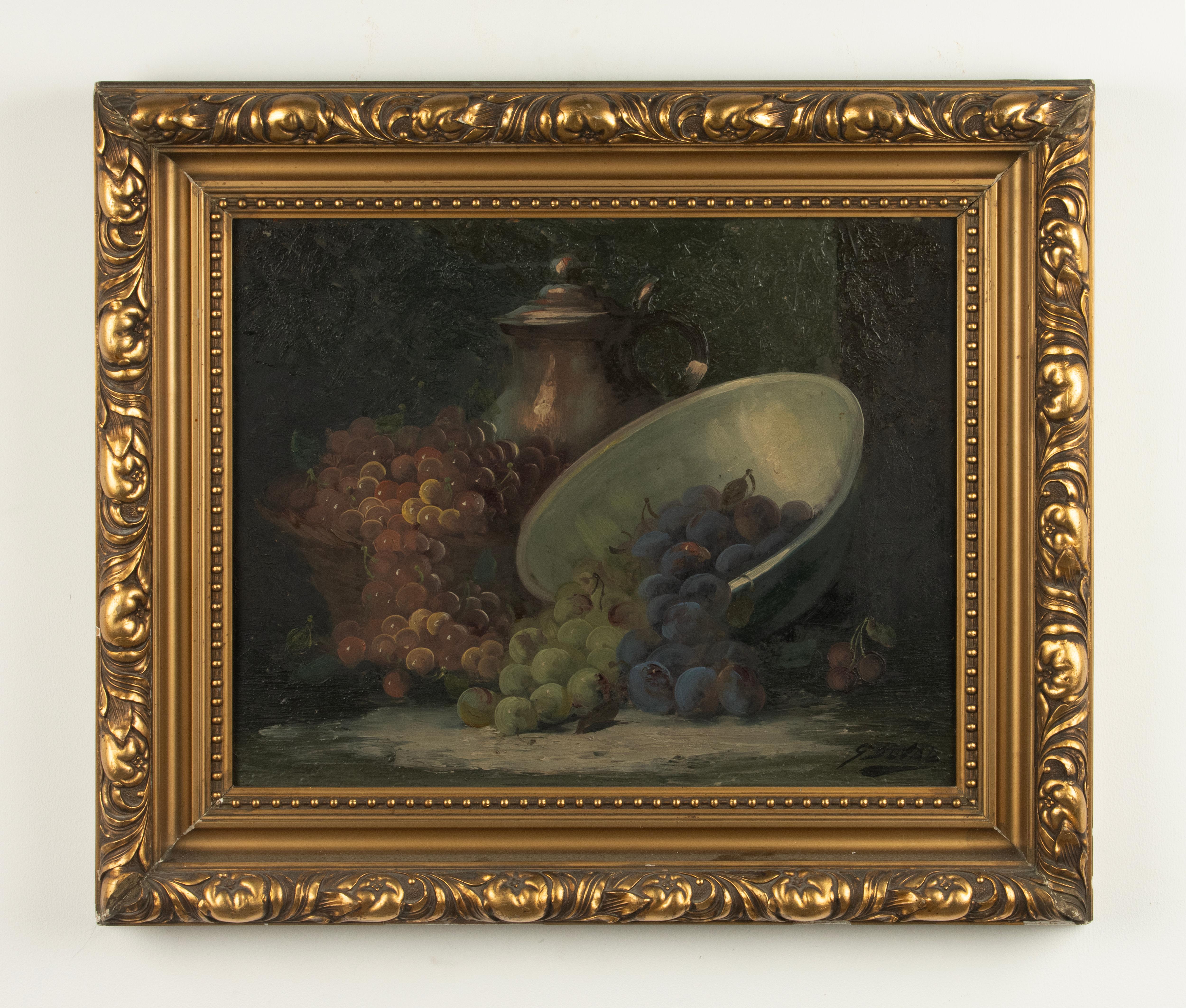 Elégante nature morte de George Duval (1920-1993) datant du milieu du XXe siècle, représentant une composition exquise de raisins et de vaisselle sur un fond sombre et atmosphérique.
L'artiste combine habilement réalisme et ambiance, en utilisant
