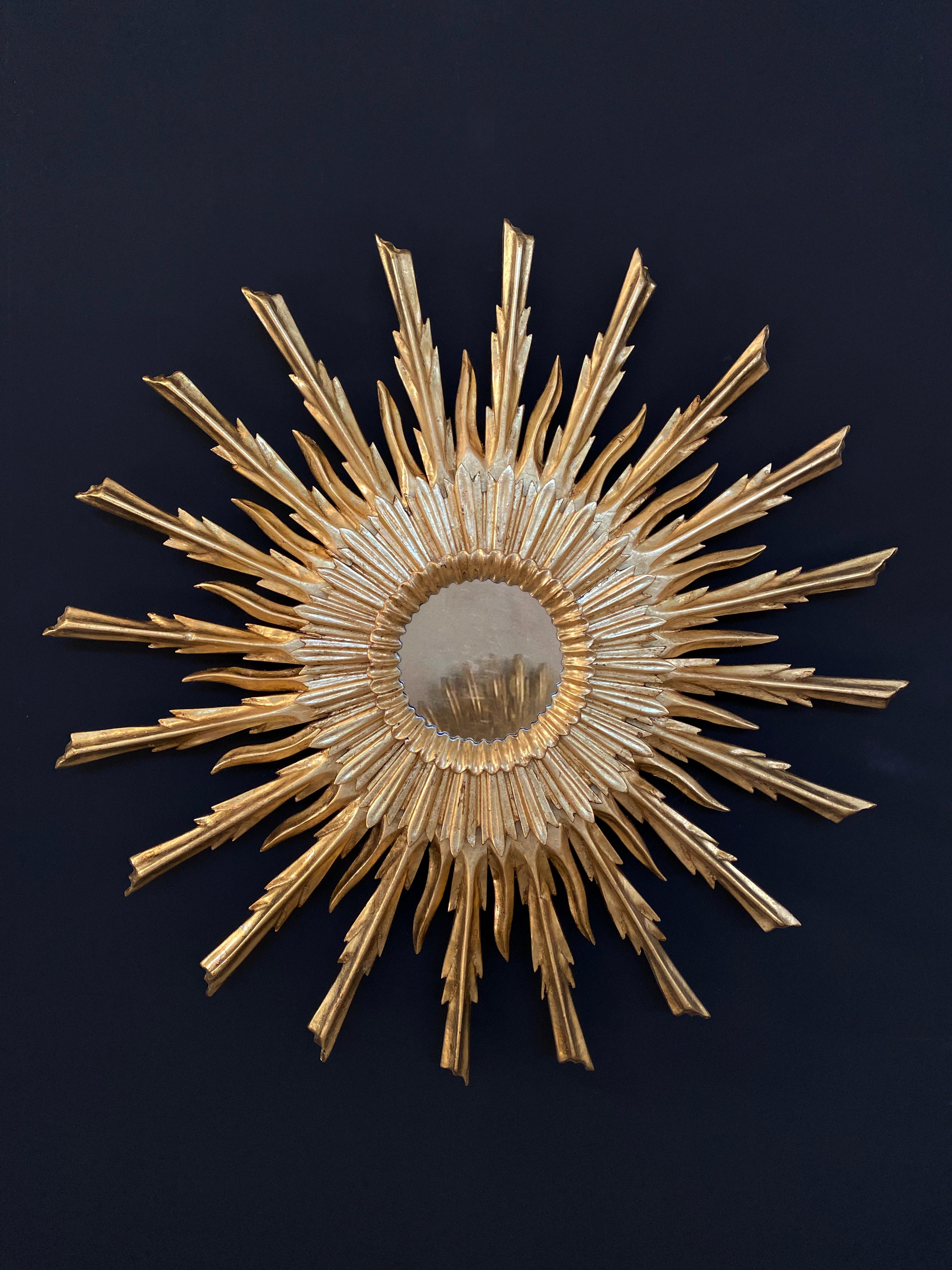 Handgefertigter goldener Sonnenschliffspiegel im Vintage-Stil. Besteht aus einer doppelten Reihe von vergoldeten Holzbalken. Jeder Strahl wurde einzeln geschnitzt und mit verschiedenen Gesso-Schichten und einer abschließenden Politur handwerklich