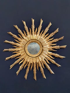 Specchio dorato intagliato a raggi di sole della metà del XX secolo