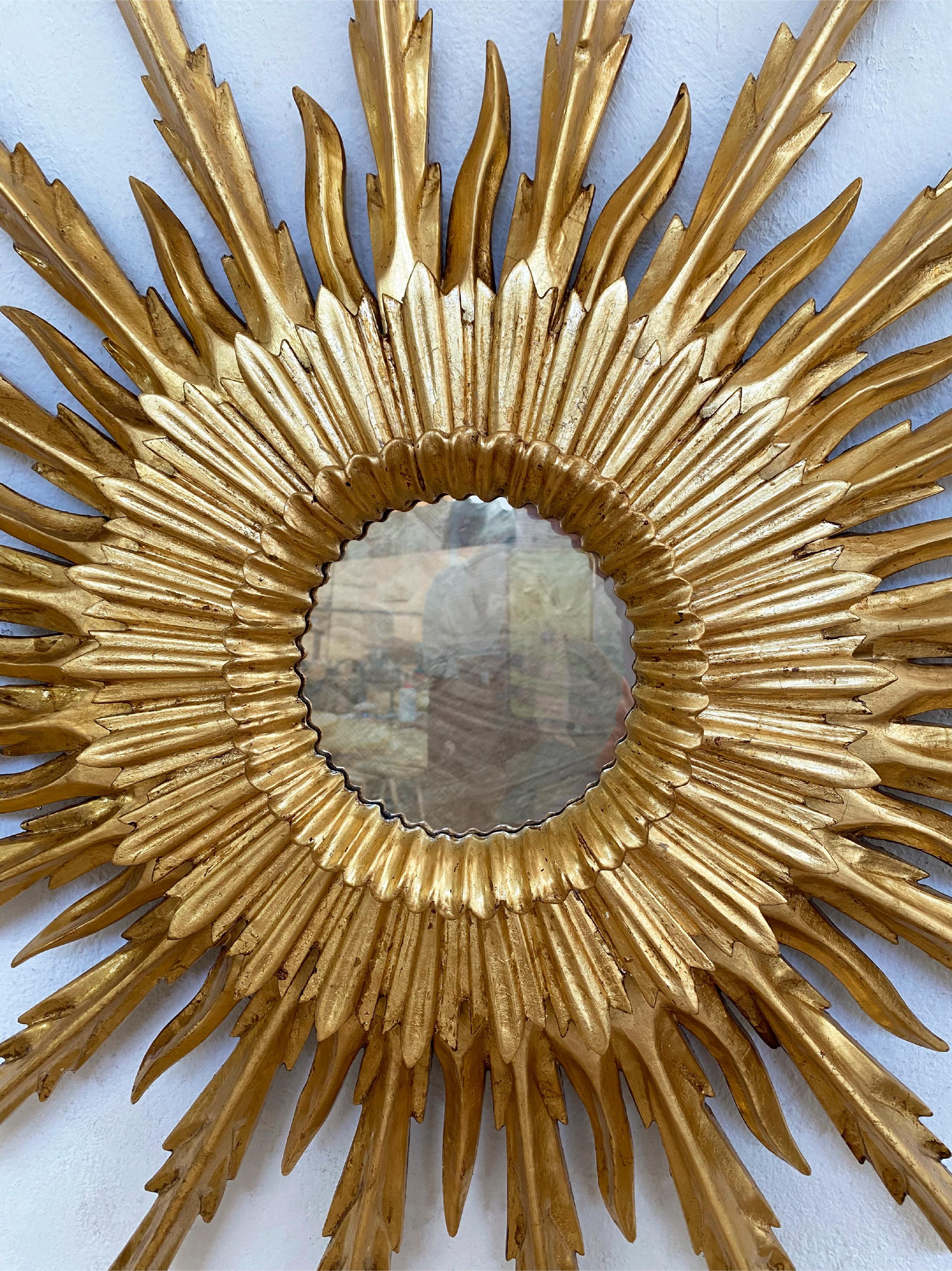 Mitte 20. Jahrhundert Stil Sunburst geschnitzt goldenen Spiegel im Zustand „Gut“ im Angebot in LA CELLERA DE TER, ES