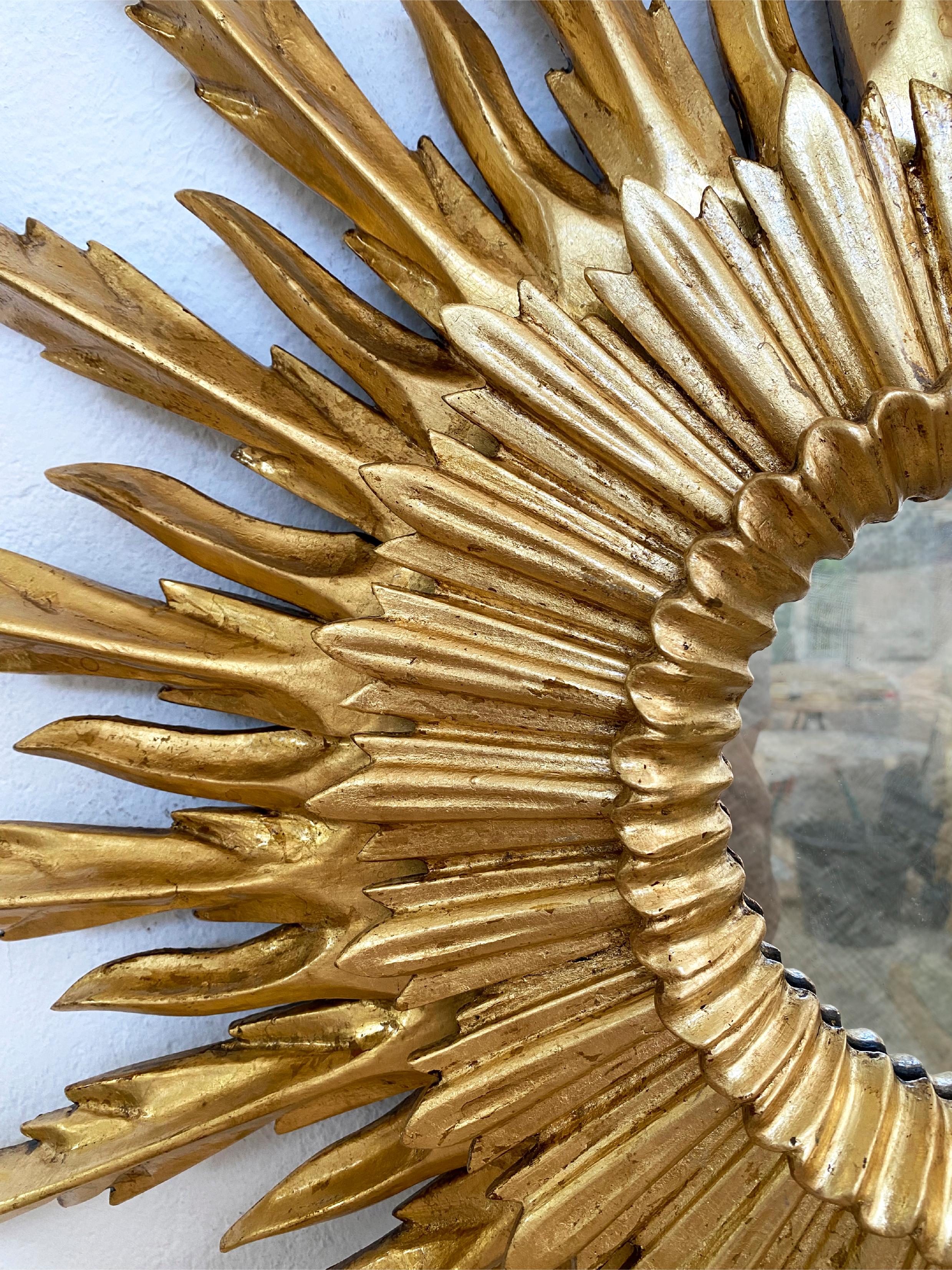 Mitte 20. Jahrhundert Stil Sunburst geschnitzt goldenen Spiegel (Gips) im Angebot