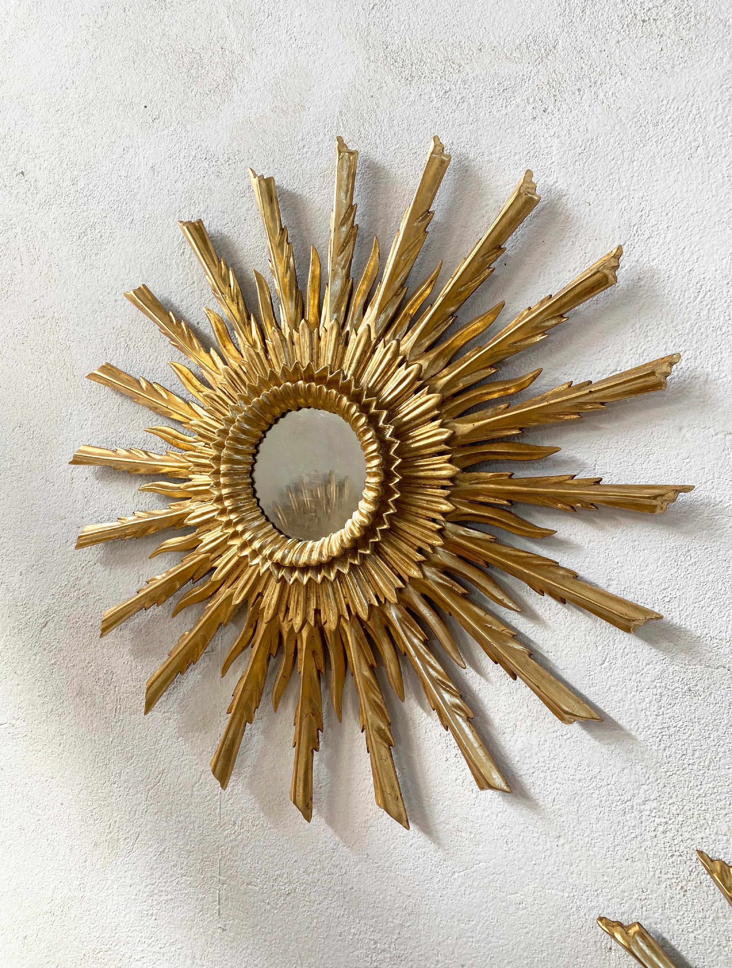 Espejo Dorado Tallado Estilo Sunburst de Mediados del Siglo XX siglo XX en venta