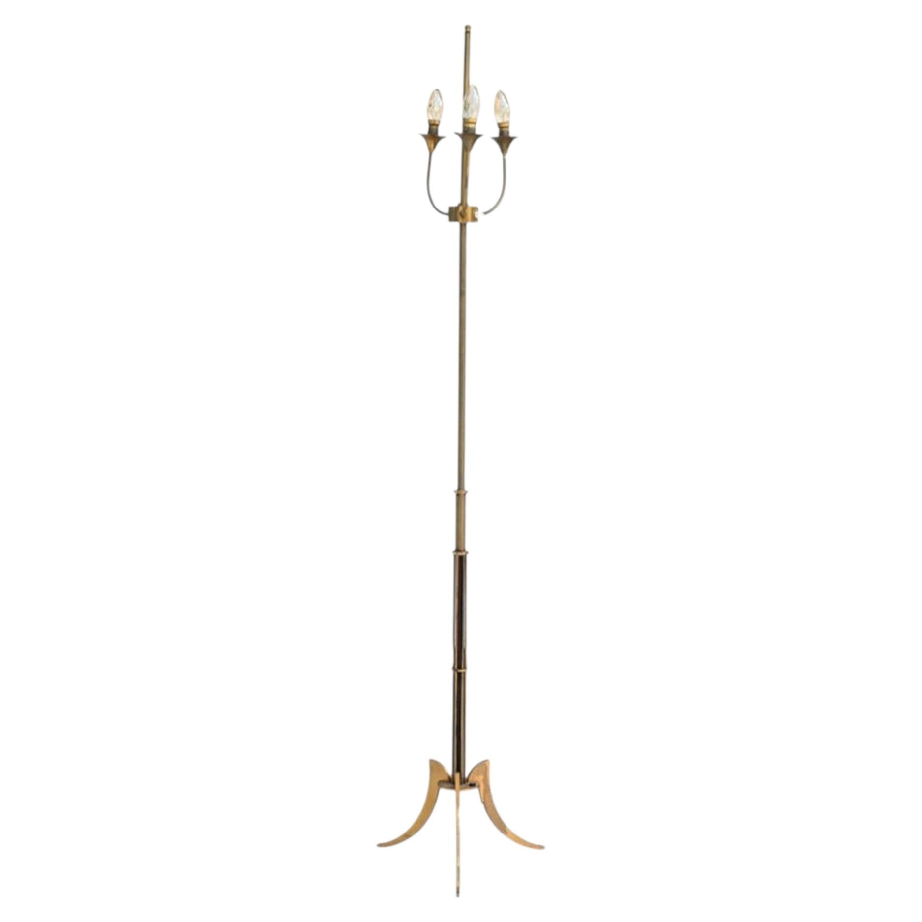 Lampada da terra in ottone della metà del XX secolo in vendita