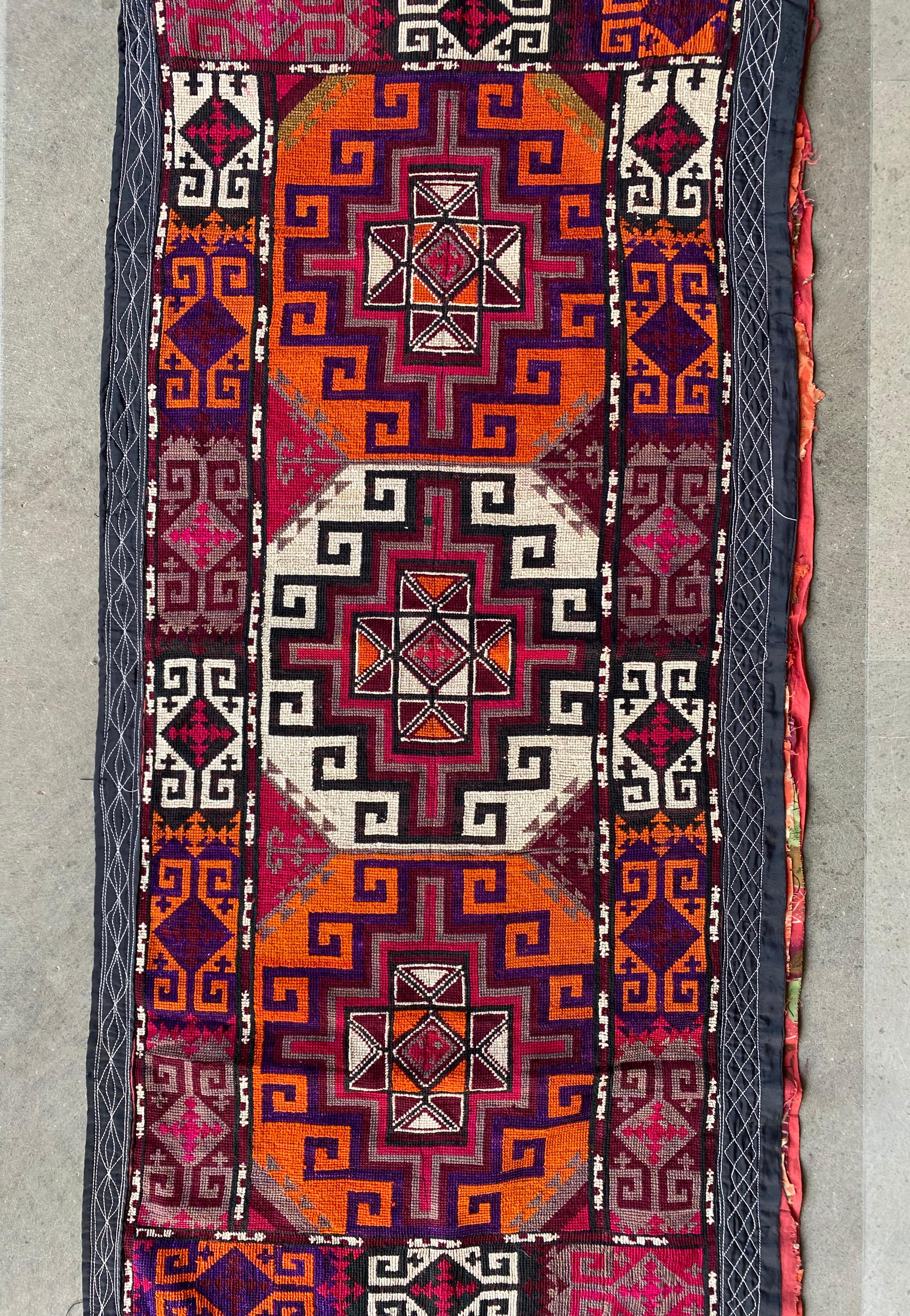 Autre Textile brodé Asie centrale, Suzani, milieu du XXe siècle  en vente