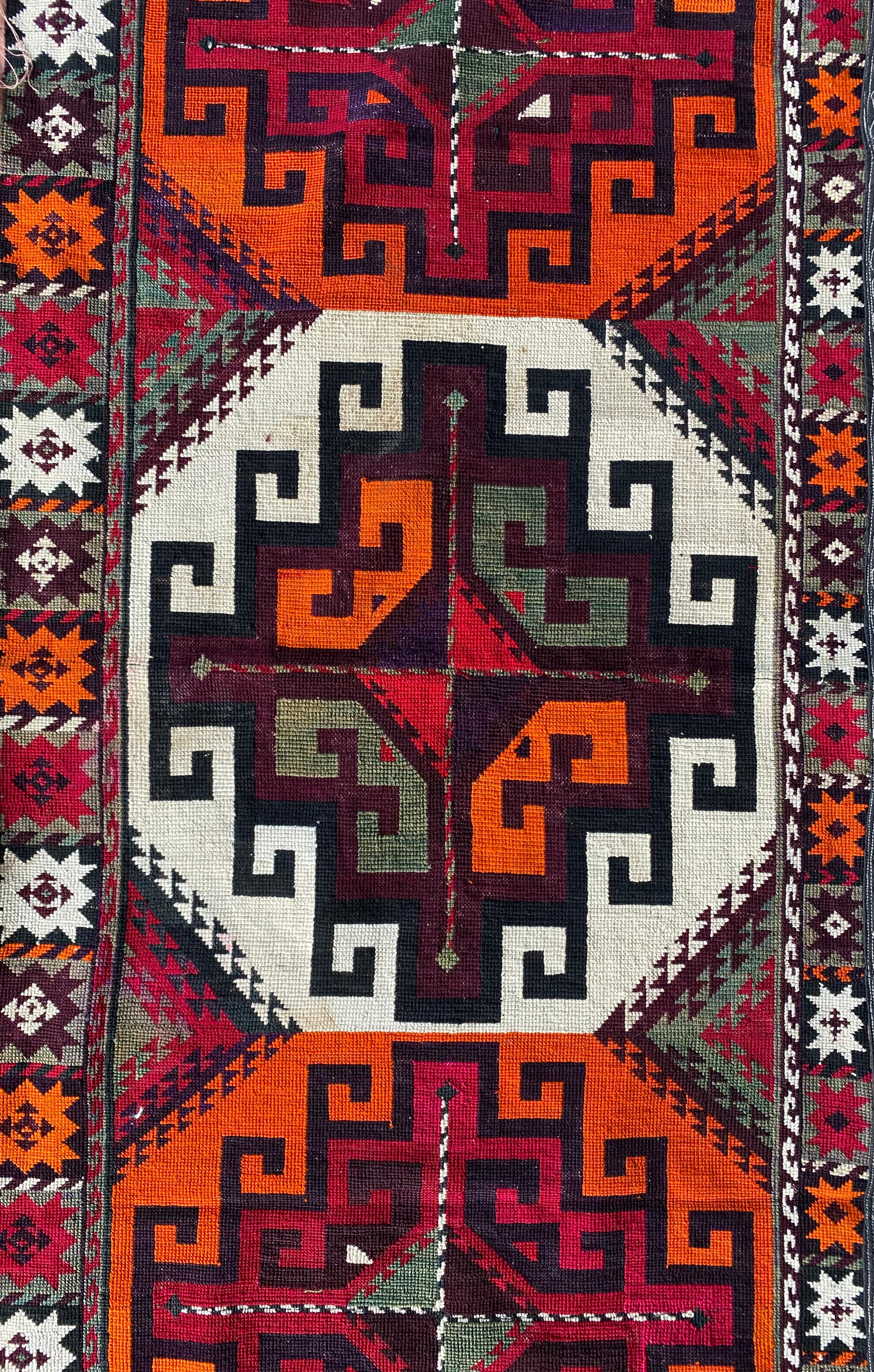 Centrasiatique Textile brodé Asie centrale, Suzani, milieu du XXe siècle  en vente