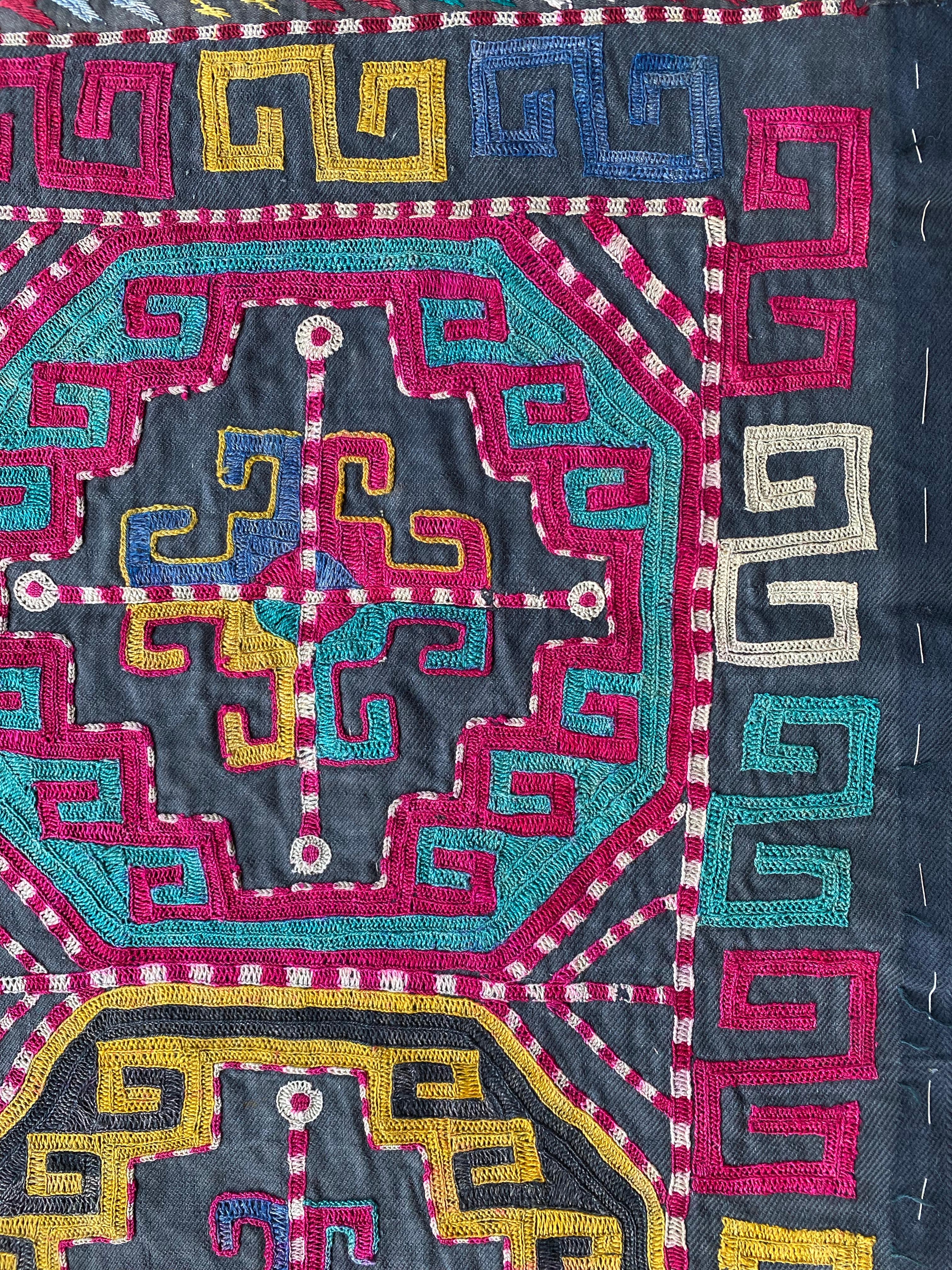 Centrasiatique Textile brodé Asie centrale, Suzani, milieu du XXe siècle  en vente