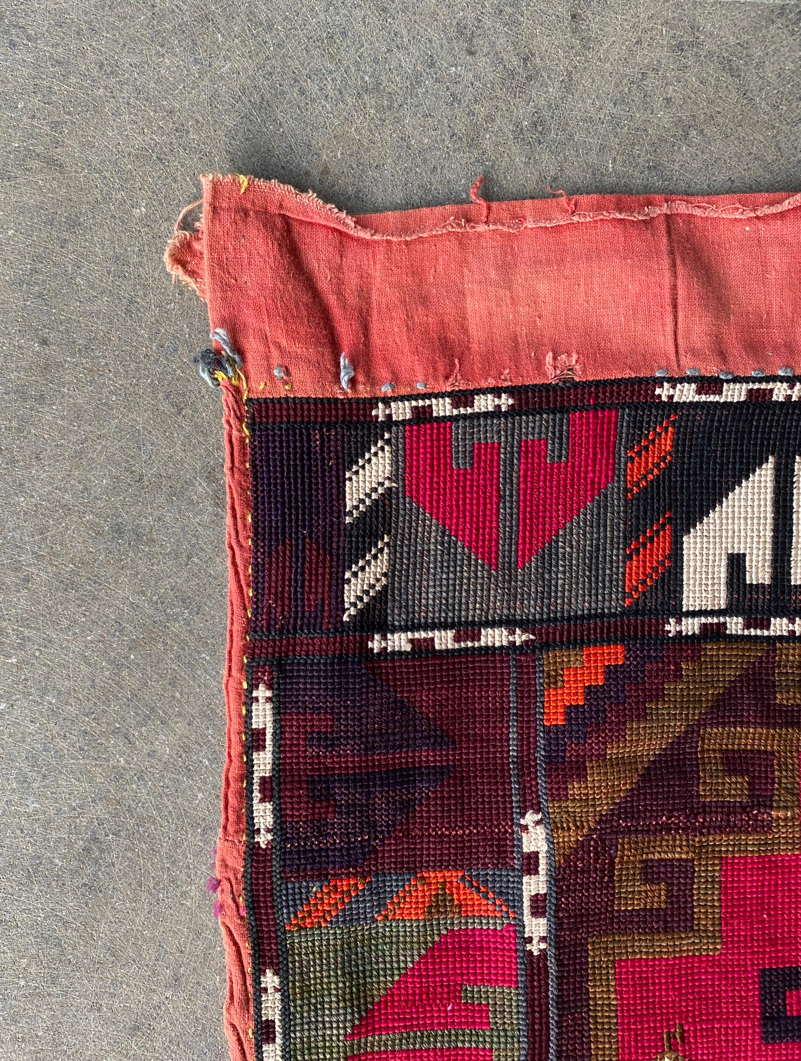 Textile brodé Asie centrale, Suzani, milieu du XXe siècle État moyen - En vente à Jimbaran, Bali