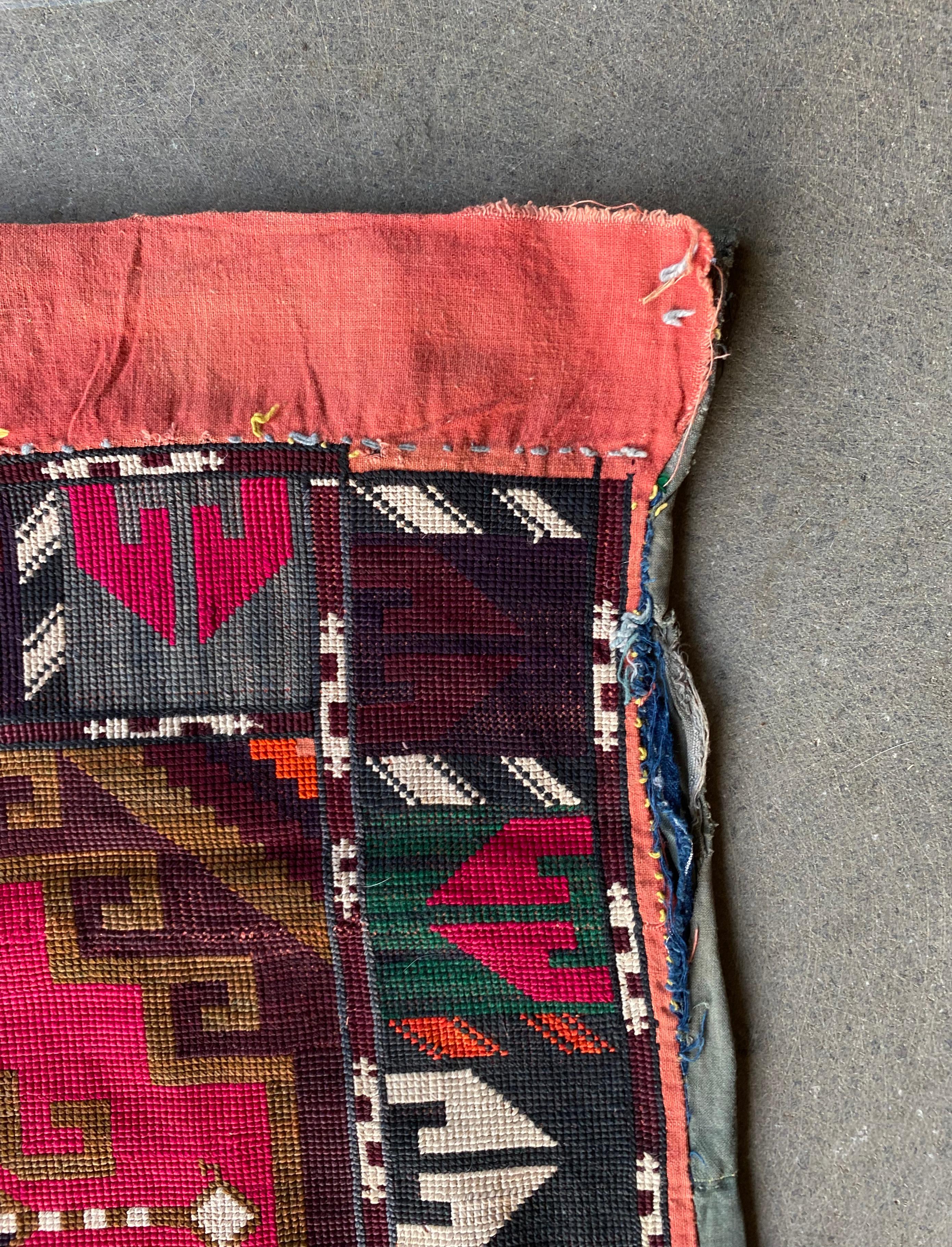 20ième siècle Textile brodé Asie centrale, Suzani, milieu du XXe siècle en vente