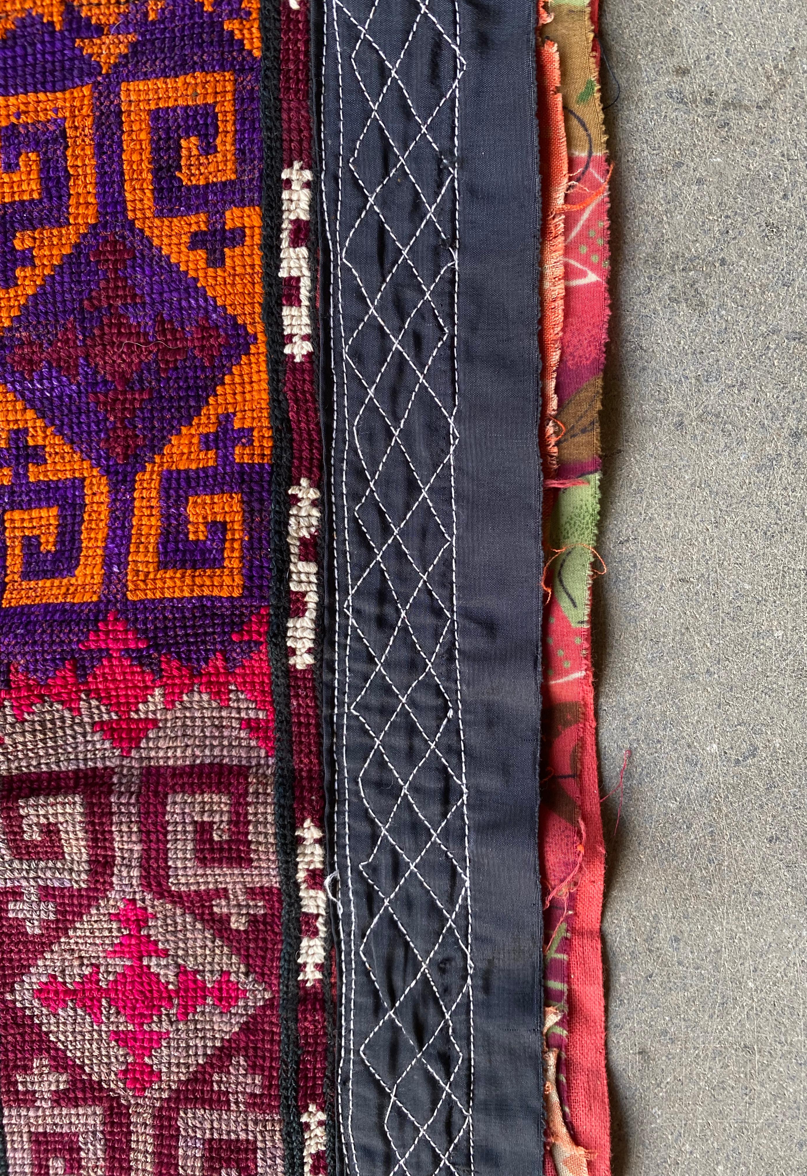 20ième siècle Textile brodé Asie centrale, Suzani, milieu du XXe siècle  en vente