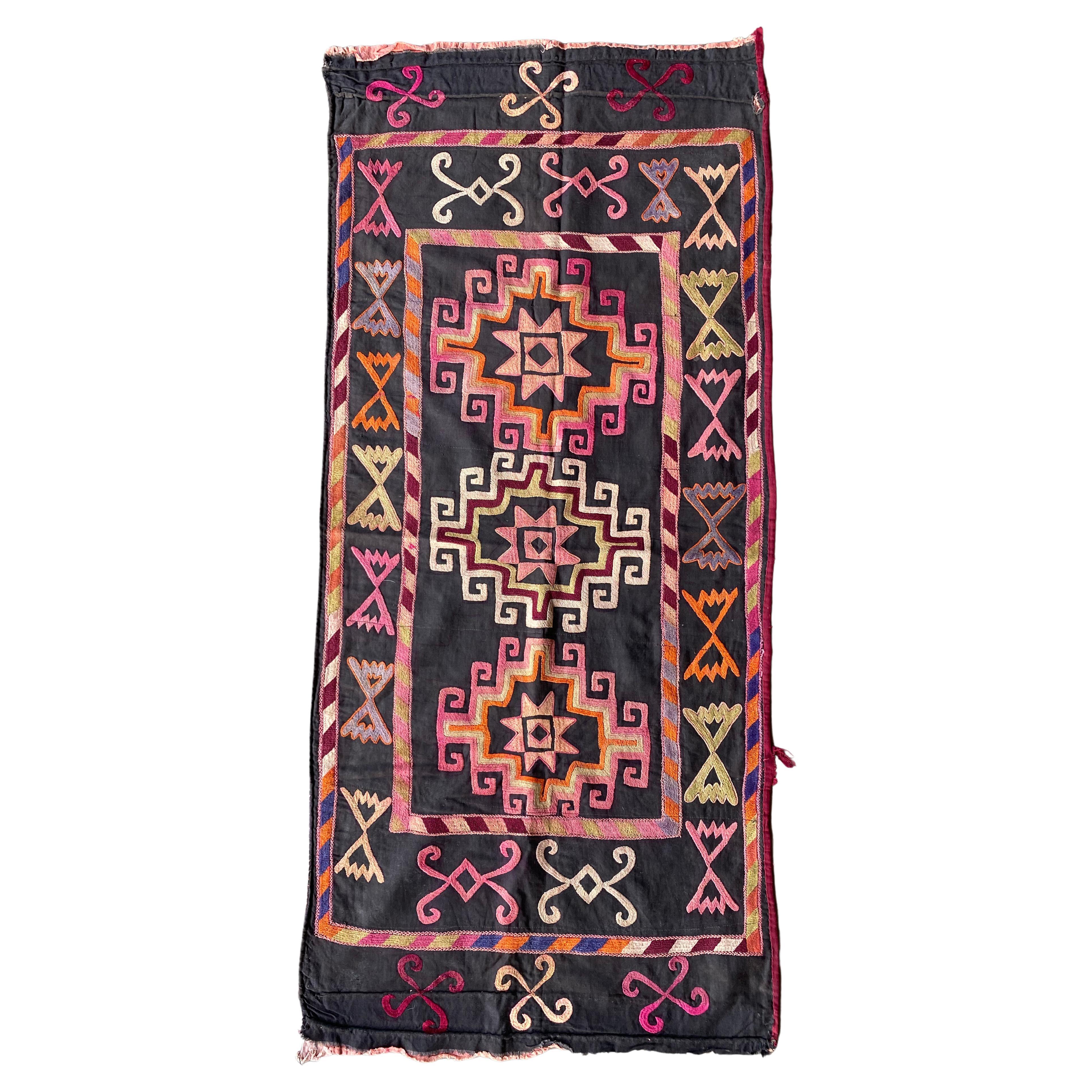 Textile brodé Asie centrale, Suzani, milieu du XXe siècle  en vente