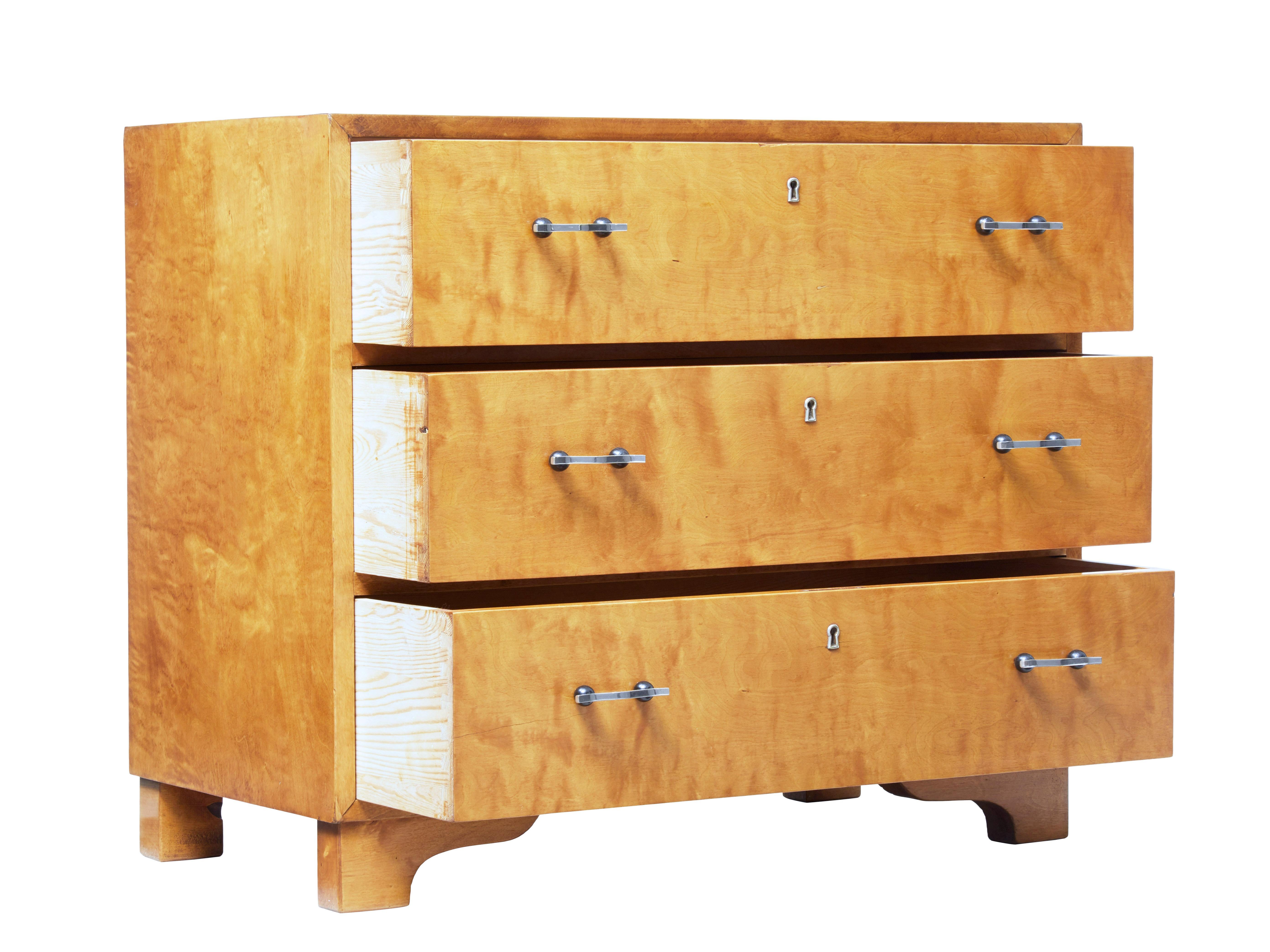Good quality Swedish chest of drawers, circa 1940.

3 drawers of equal proportion fitted with shaped steel handles and key plates. Rich golden color.

Standing on bracket feet.

Recently restored with minor restorations to veneer, minor