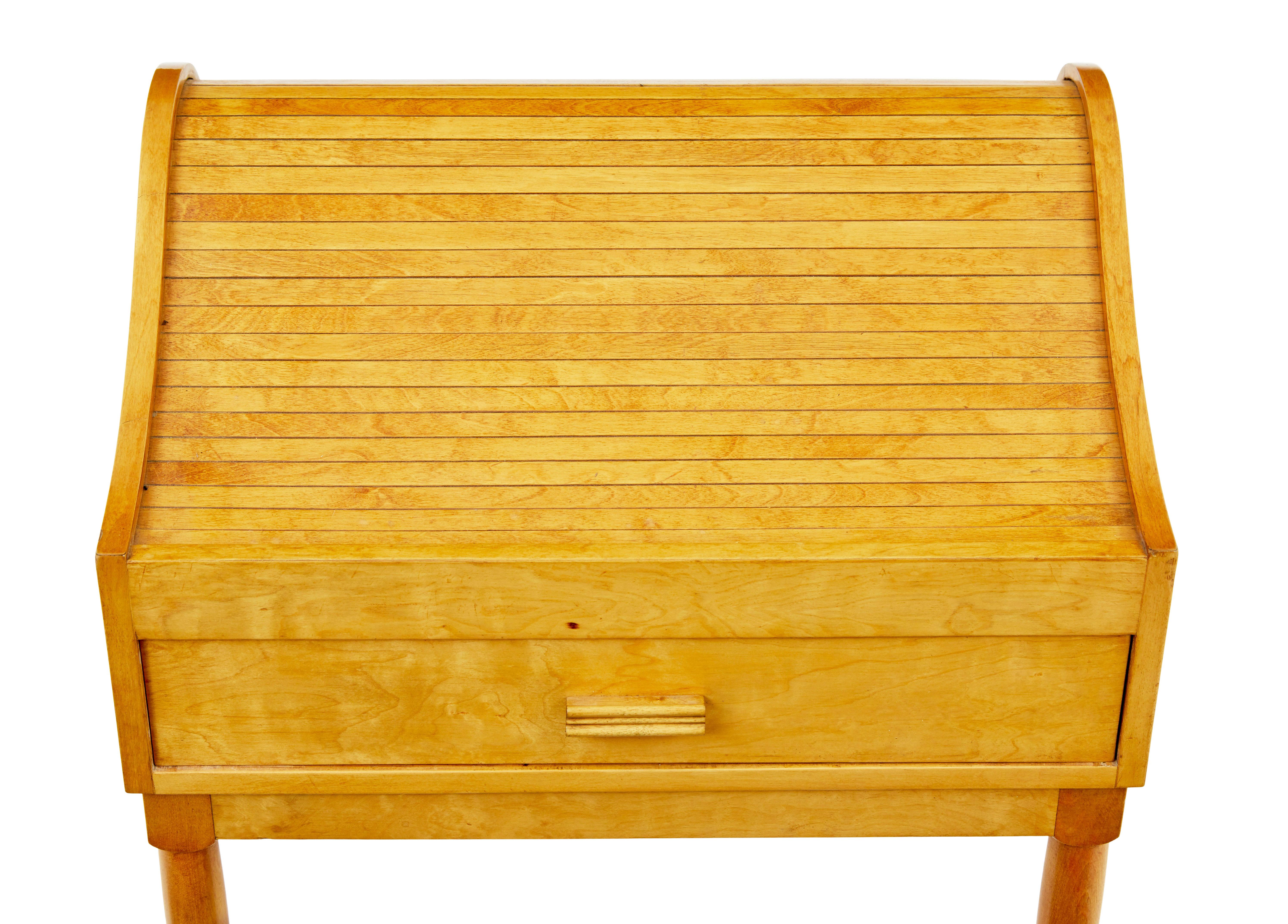 Insolito tavolo da cucito scandinavo in betulla su cavalletto del 1950 circa.

Piano sagomato con tamburo che si apre quando si apre il cassetto.  La sezione superiore è dotata di 20 scomparti di varia profondità.  Il cassetto è dotato di 3