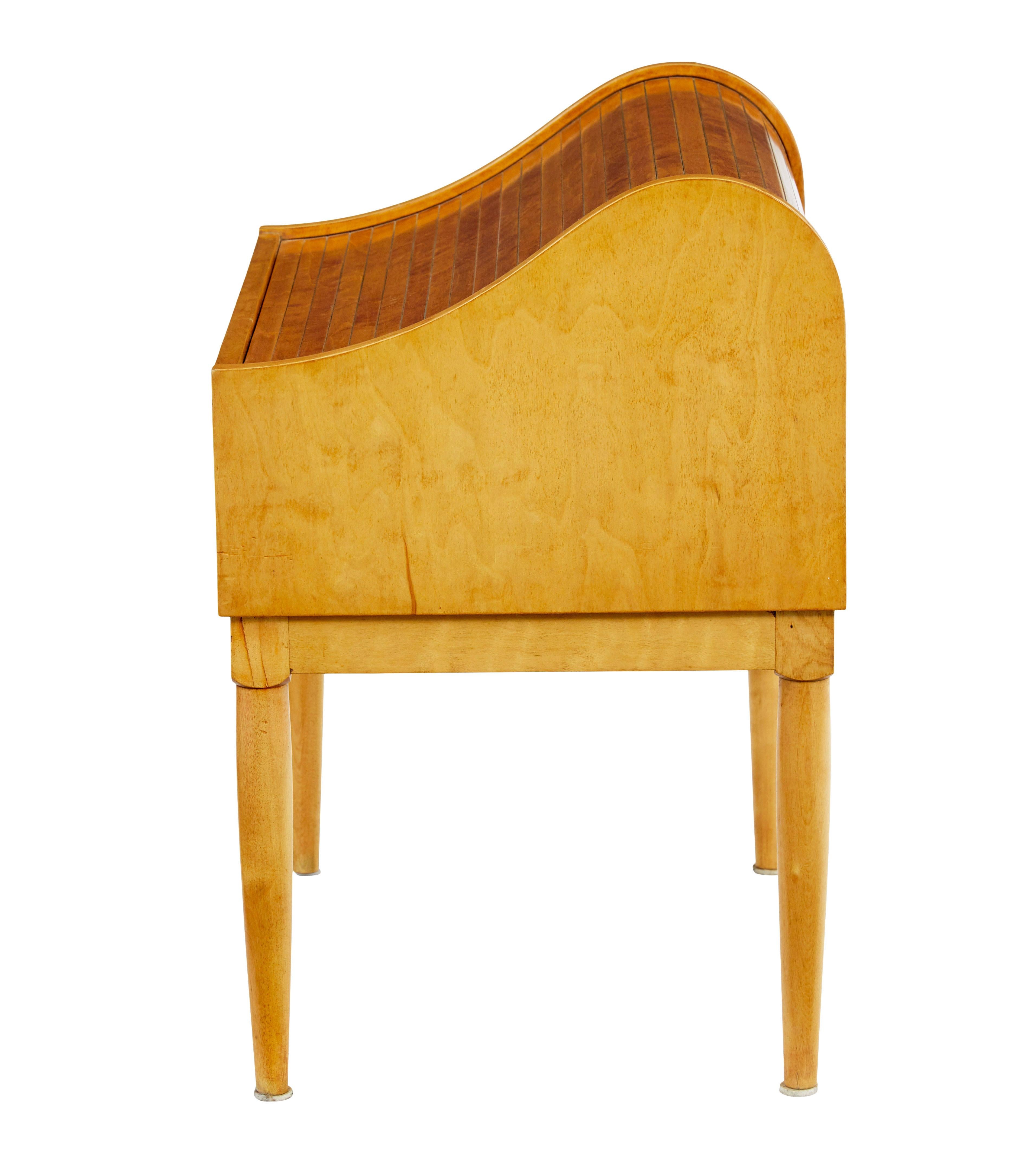 Intagliato a mano Scatola da cucito a tamburo in betulla svedese della metà del 20° secolo su supporto in vendita