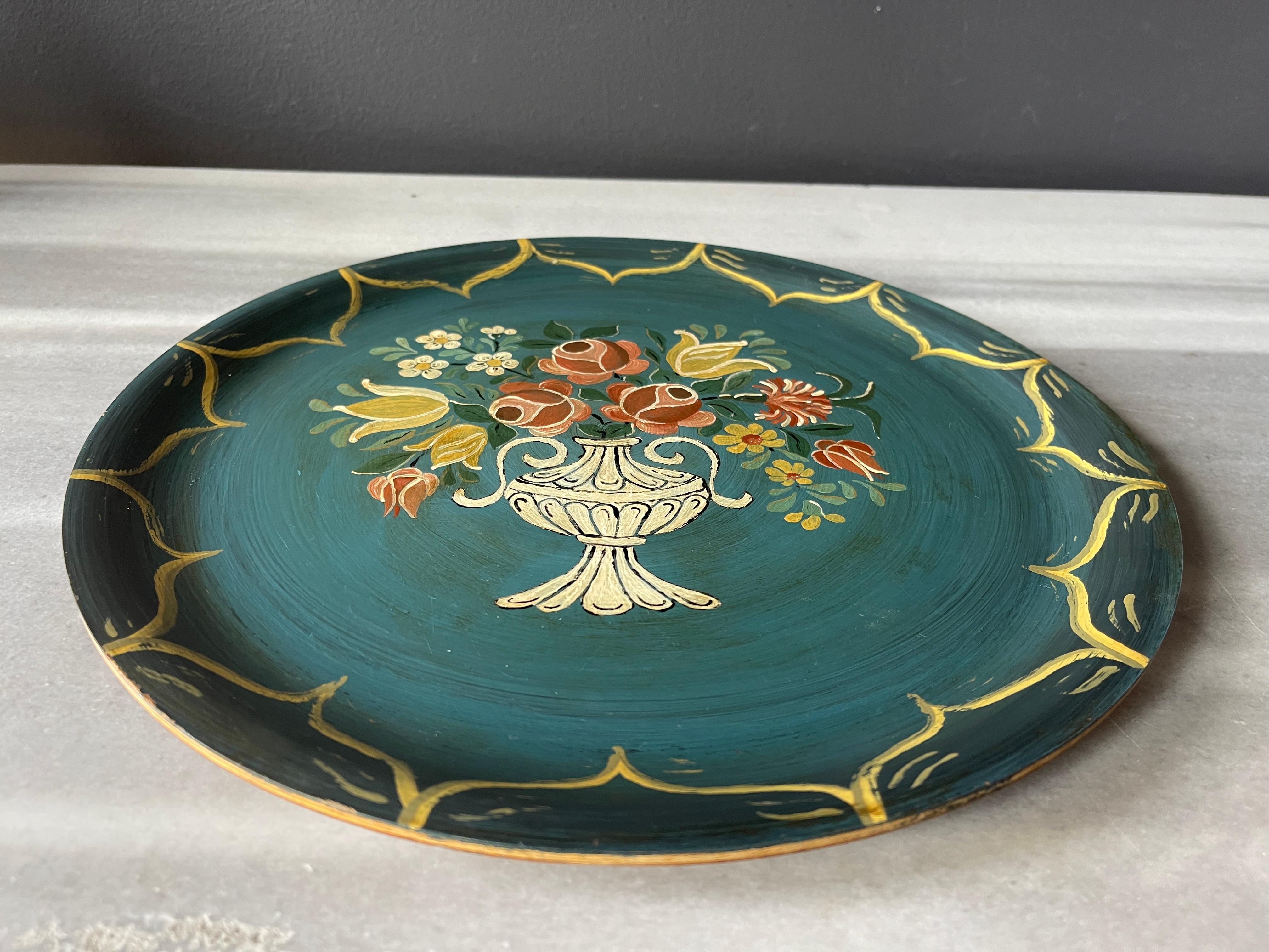  Swedish Folk Art Floral Bouquet In Urn Vase Hand Painted Teak Tray In Good Condition For Sale In New York, NY