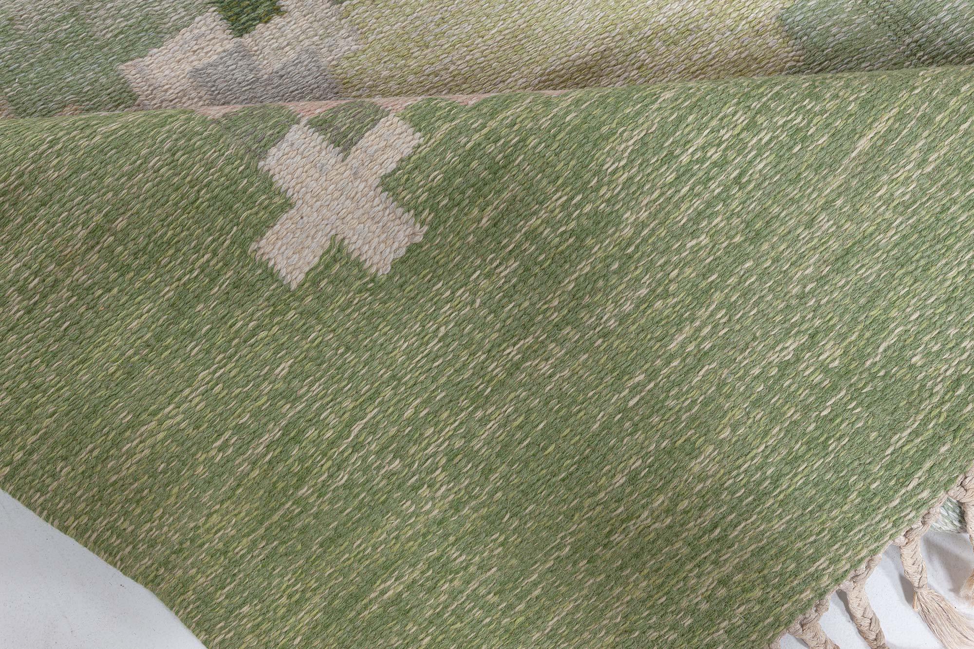 Schwedischer Flachgewebe-Teppich mit erbsengrünem Hintergrund aus der Mitte des 20. Jahrhunderts von Ingegerd Silow im Angebot 1