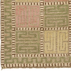 Tapis suédois à poils longs aux motifs géométriques, vert, jaune et pêche, datant du milieu du XXe siècle