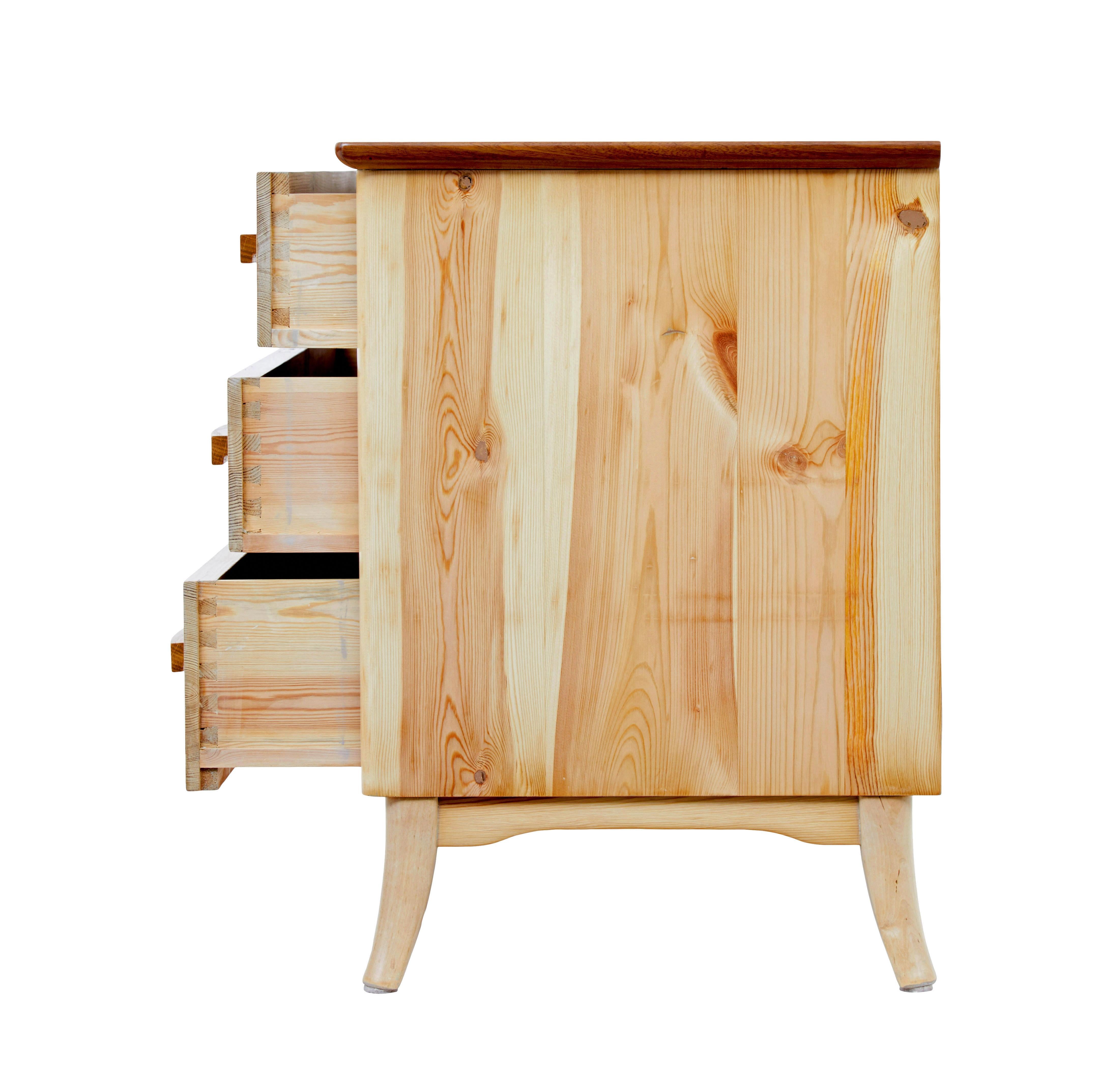 Suédois Commode en pin suédois du milieu du 20e siècle en vente