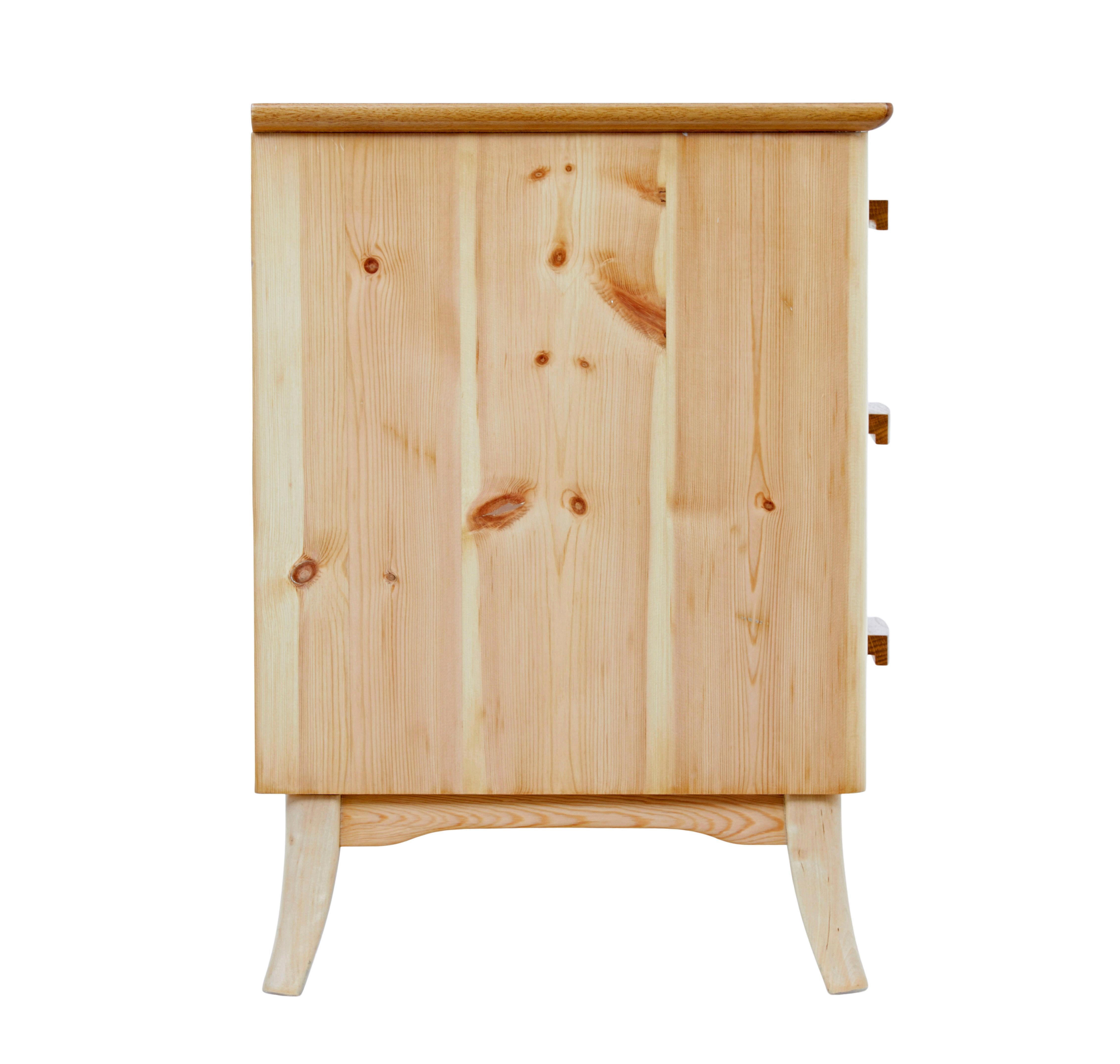 Sculpté à la main Commode en pin suédois du milieu du 20e siècle en vente