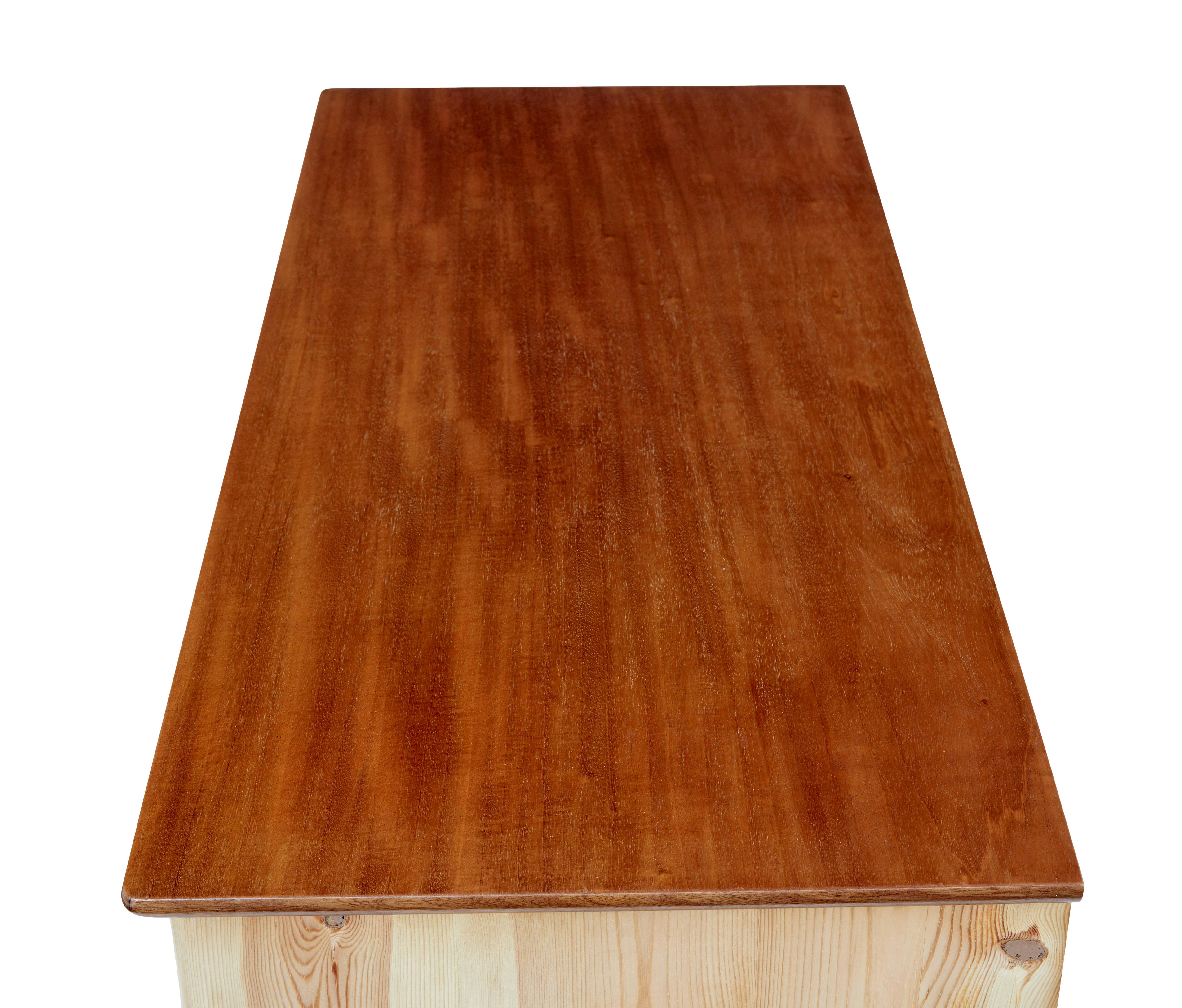 Commode en pin suédois du milieu du 20e siècle en vente 1