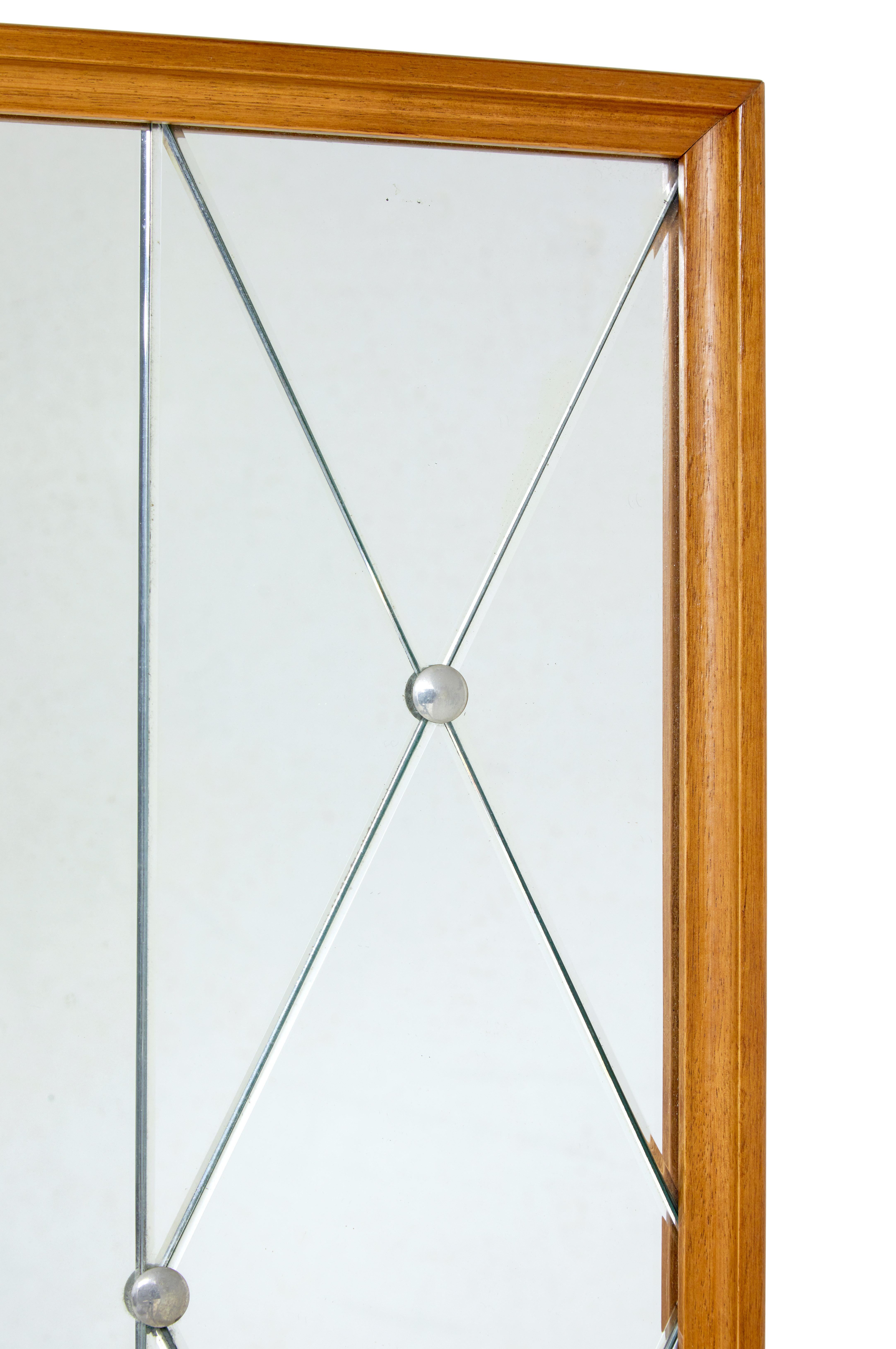 Schwedischer segmentierter Schlafzimmerspiegel aus der Mitte des 20. Jahrhunderts, ca. 1950.

Höher als der normale Spiegel, der sich perfekt für die Verwendung im Schlafzimmer als Wand- oder Türspiegel eignet.

Wahrscheinlich von Glas und Tra of