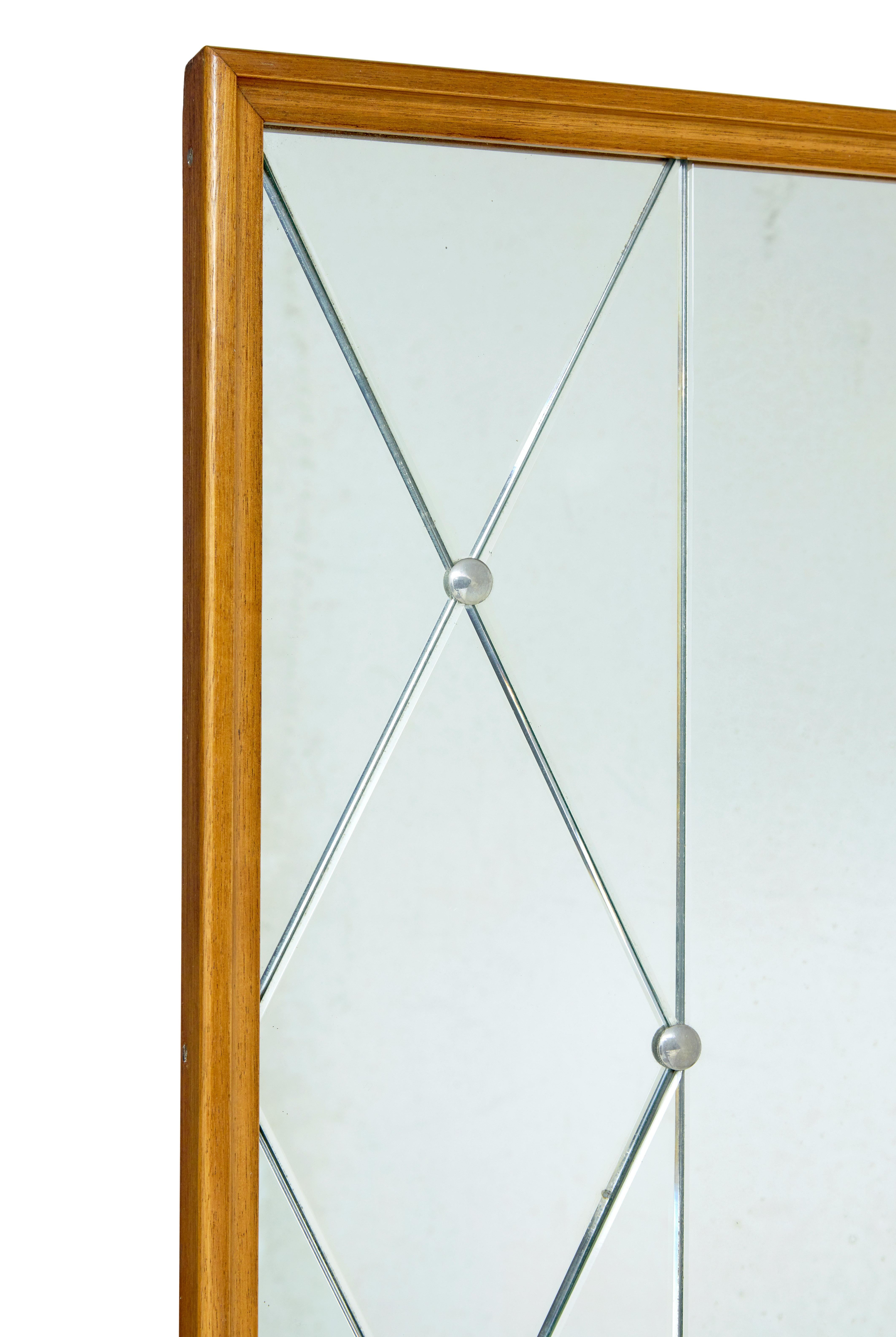 Schwedischer segmentierter Schlafzimmerspiegel aus der Mitte des 20. (Moderne der Mitte des Jahrhunderts) im Angebot