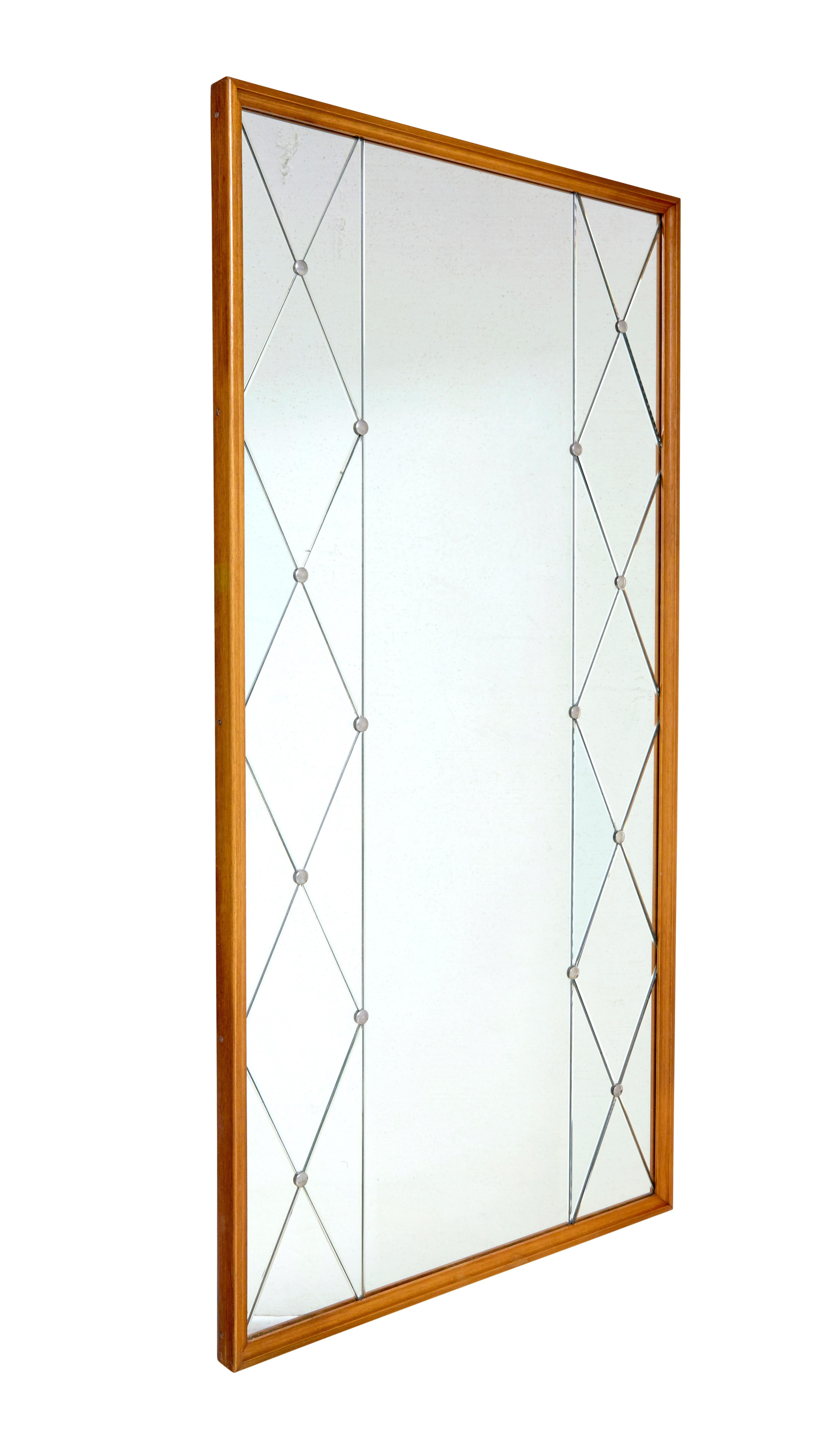 Schwedischer segmentierter Schlafzimmerspiegel aus der Mitte des 20. (Glasiert) im Angebot