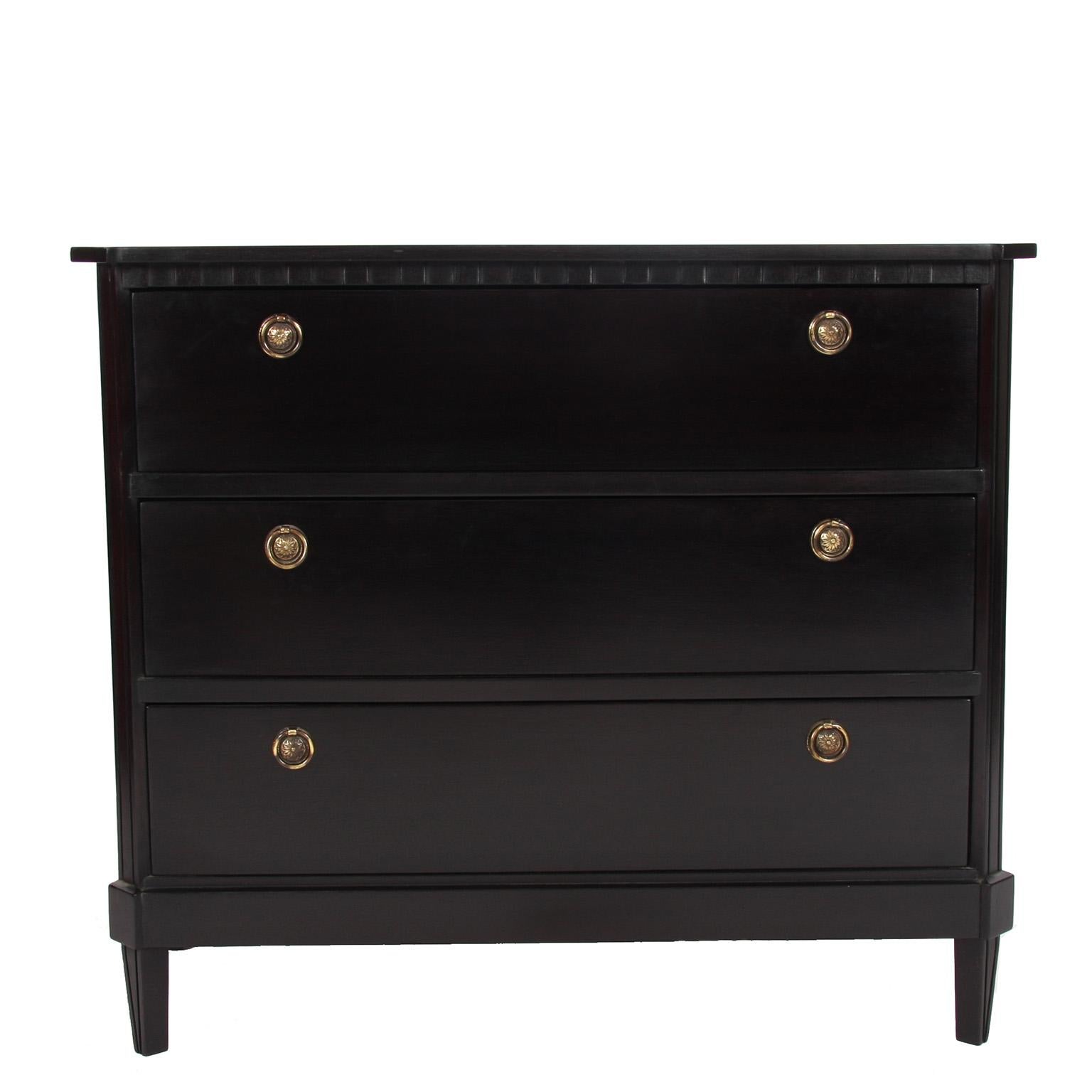 Swedish mid-20th century

An elegant, ebonised, black chest of drawers with brass handles. With three drawers. 

Lovely proportions. Dentil molding detail.
 
