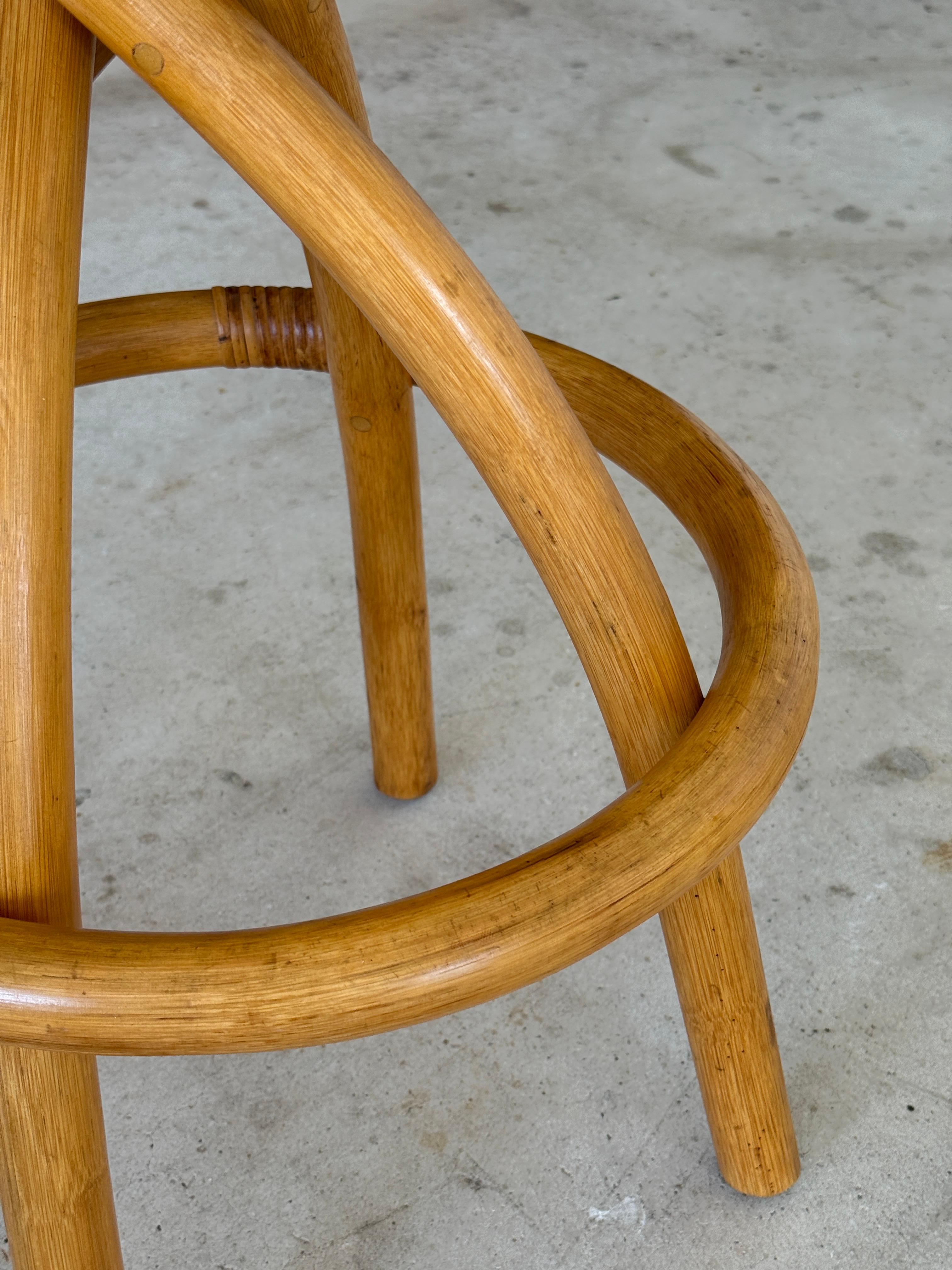 Questa coppia di sgabelli da bar della metà del XX secolo cattura lo spirito dell'iconico design in rattan di Paul Frankl, reimmaginato con un tessuto tropicale in corteccia.
- Telaio in rattan massiccio con il classico design della base ad anello