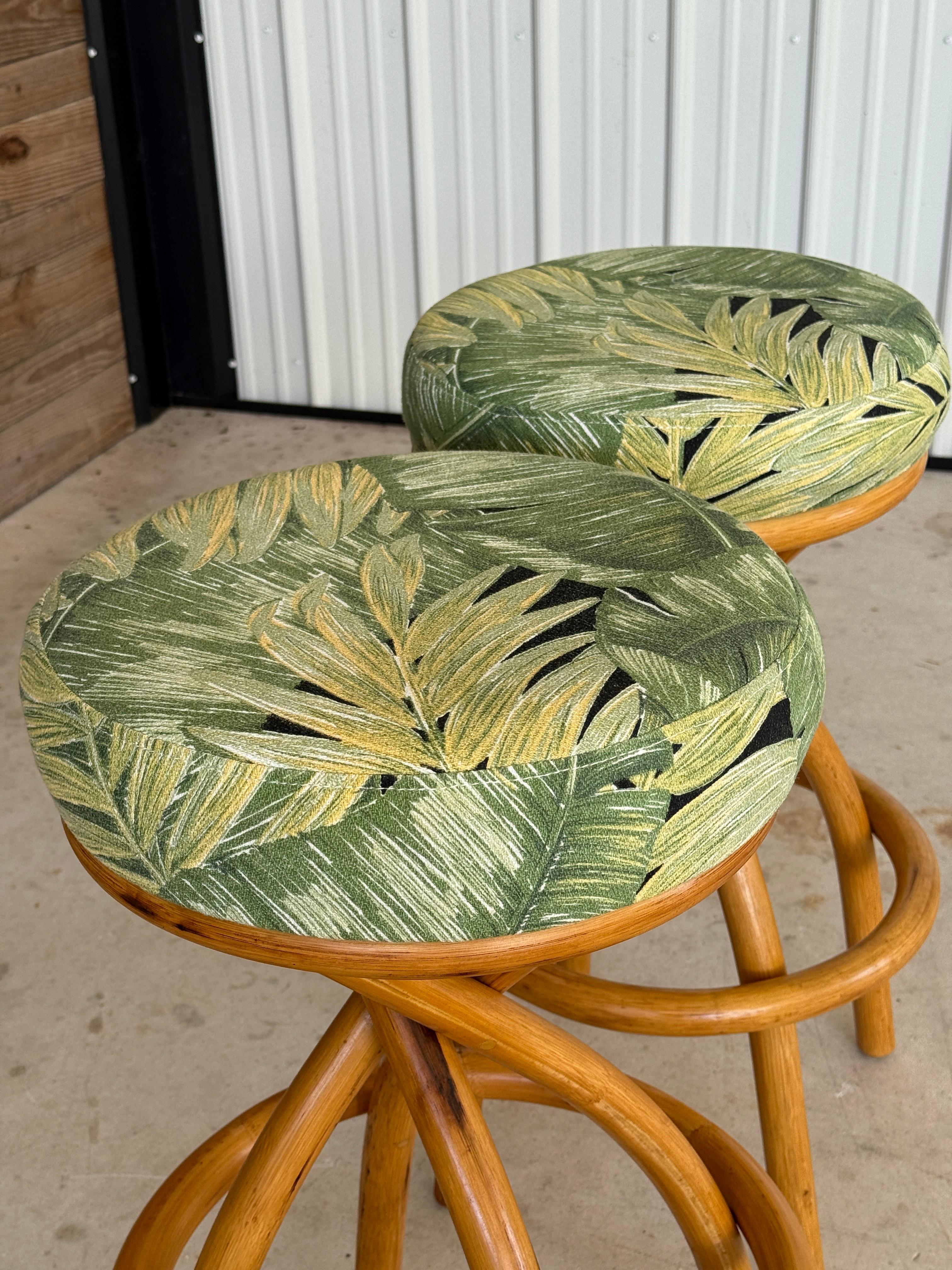 Mid-Century moderno Sgabelli girevoli in rattan della metà del XX secolo alla maniera di Paul Frankl - Pa in vendita