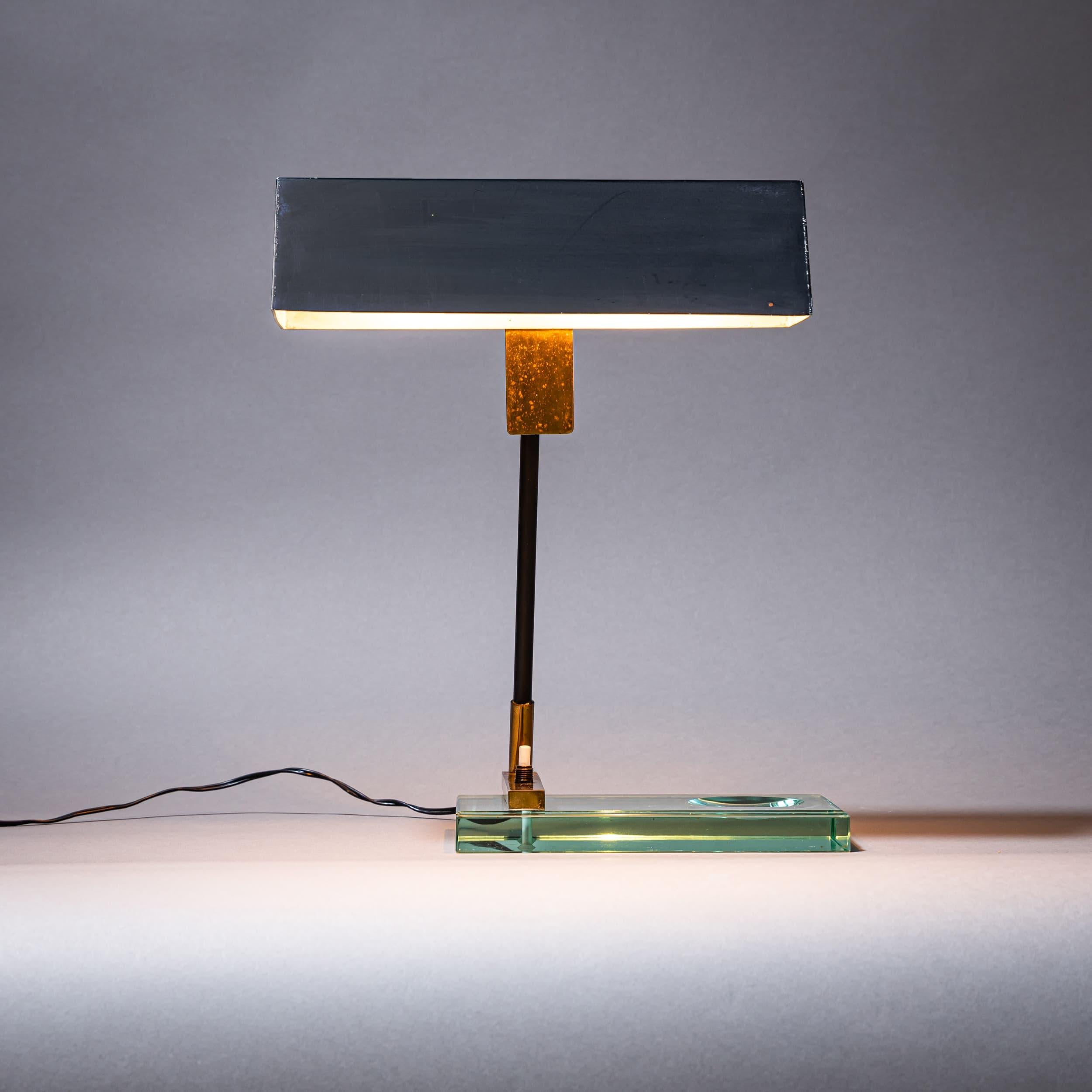 Lámpara de sobremesa de mediados del siglo XX, Fontana Arte, Italia en Bueno estado para la venta en New York, NY