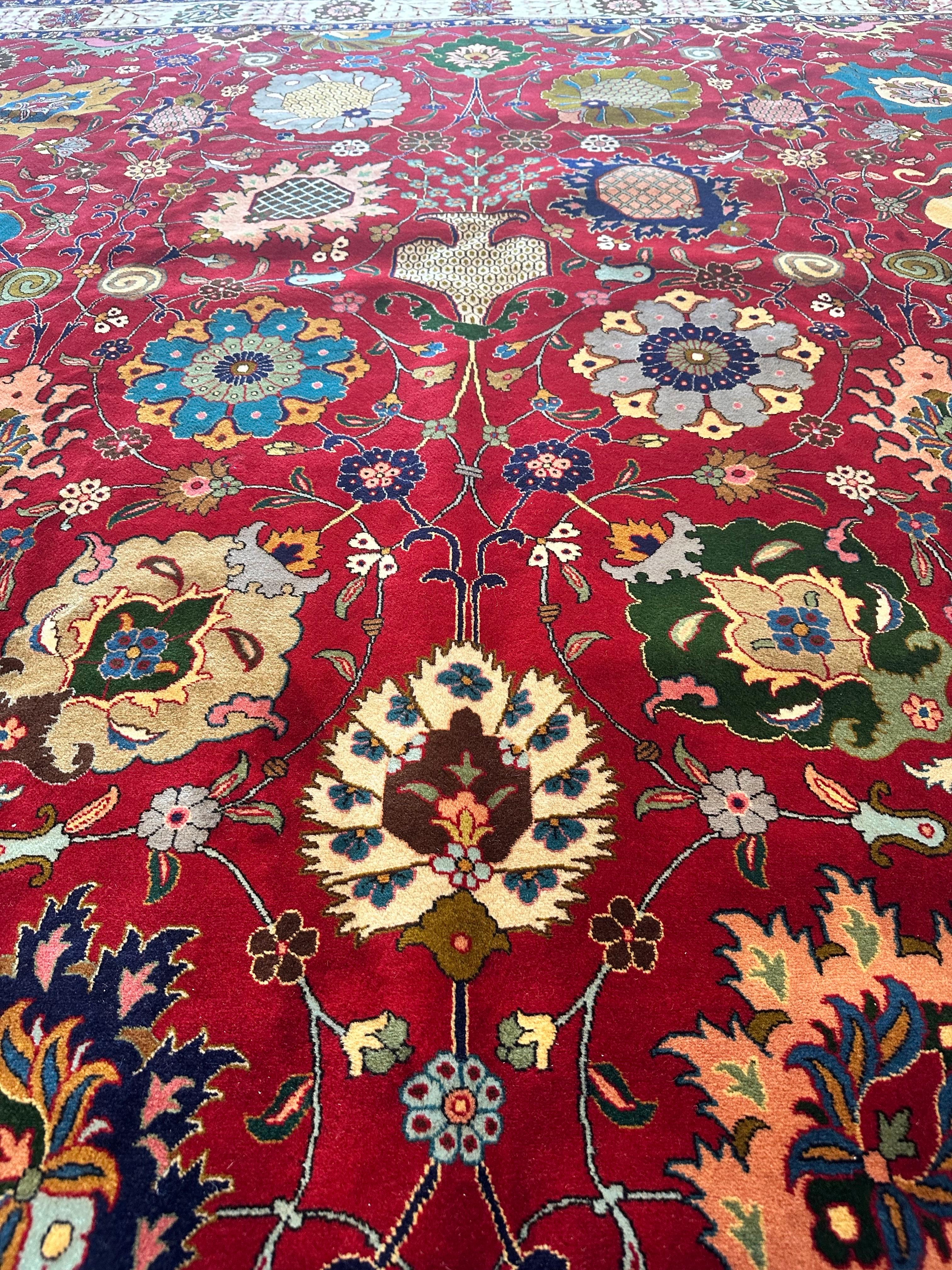 Mid-20th Century Tabriz Rug, A Masterpiece of Persian Revival Weaving Excellence in vendita 6