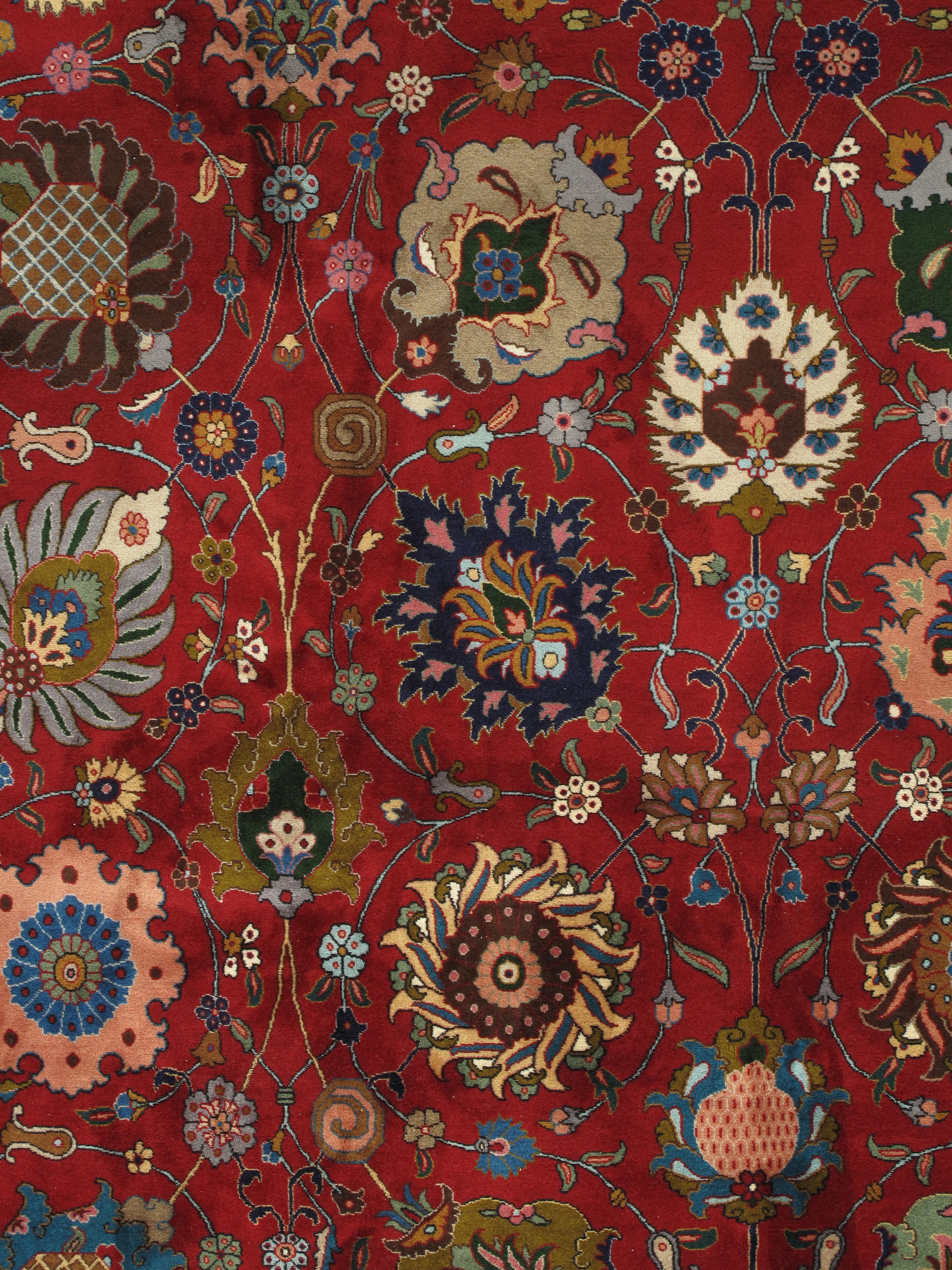 Annodato a mano Mid-20th Century Tabriz Rug, A Masterpiece of Persian Revival Weaving Excellence in vendita