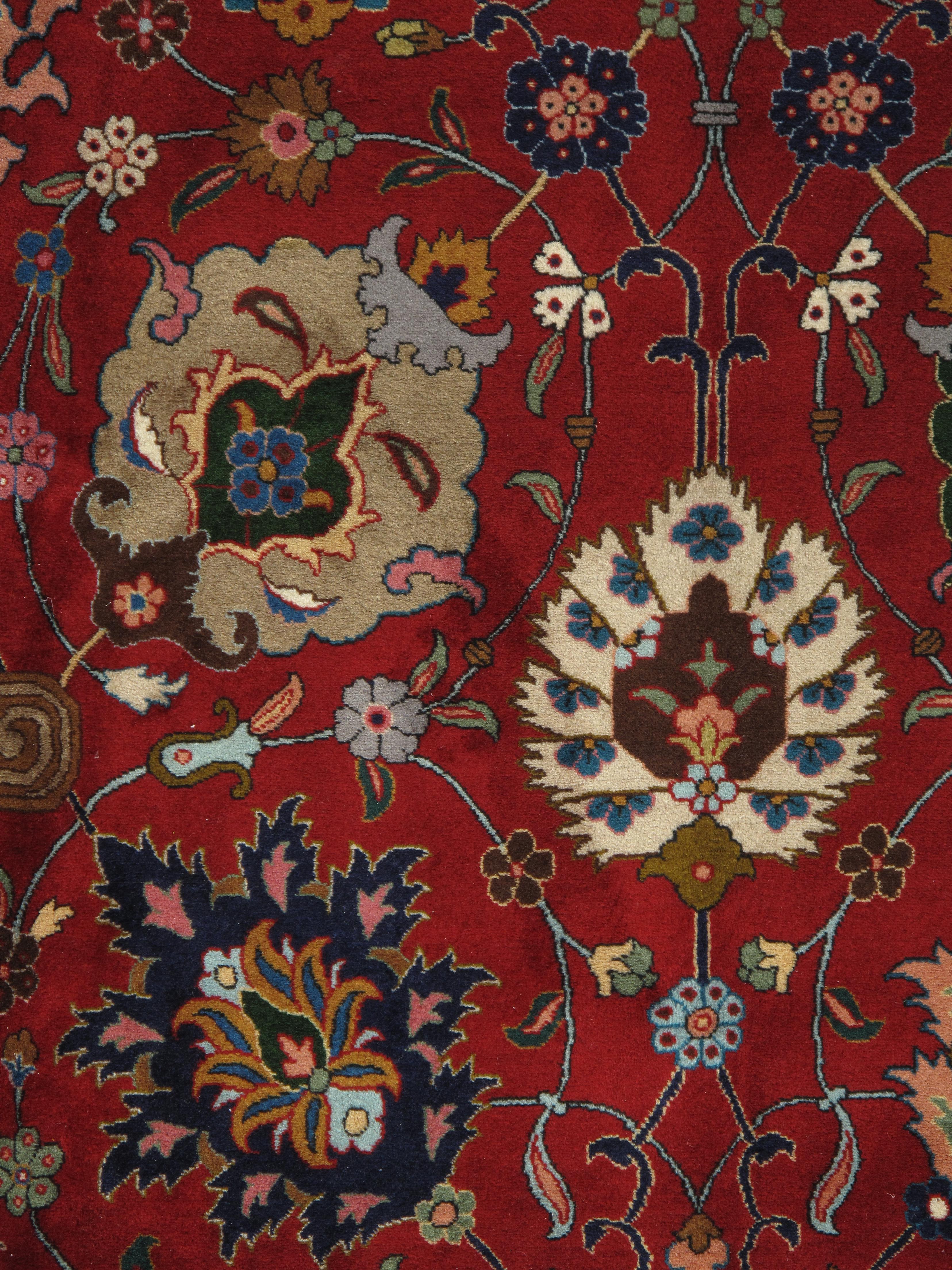 Mid-20th Century Tabriz Rug, A Masterpiece of Persian Revival Weaving Excellence In condizioni ottime in vendita a Port Washington, NY