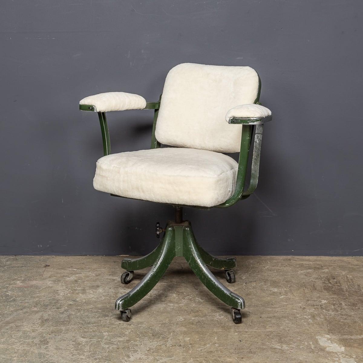 Sedia da ufficio con struttura in metallo di TanSad della metà del XX secolo, con altezza regolabile e funzionalità girevole. La struttura in metallo è rimasta intatta e mostra una ricca patina, mentre il rivestimento è stato aggiornato con morbido