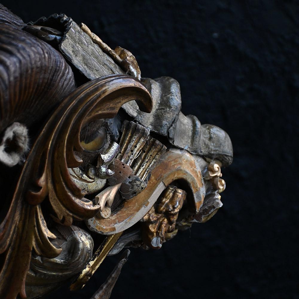 Capra tassidermica del Mid Century ricoperta di pino Frammenti decorativi antichi  

Un pezzo unico completo, in forma di montatura di capra tassidermica dei primi del Novecento con occhi di vetro. Questo oggetto è ricoperto da una varietà di