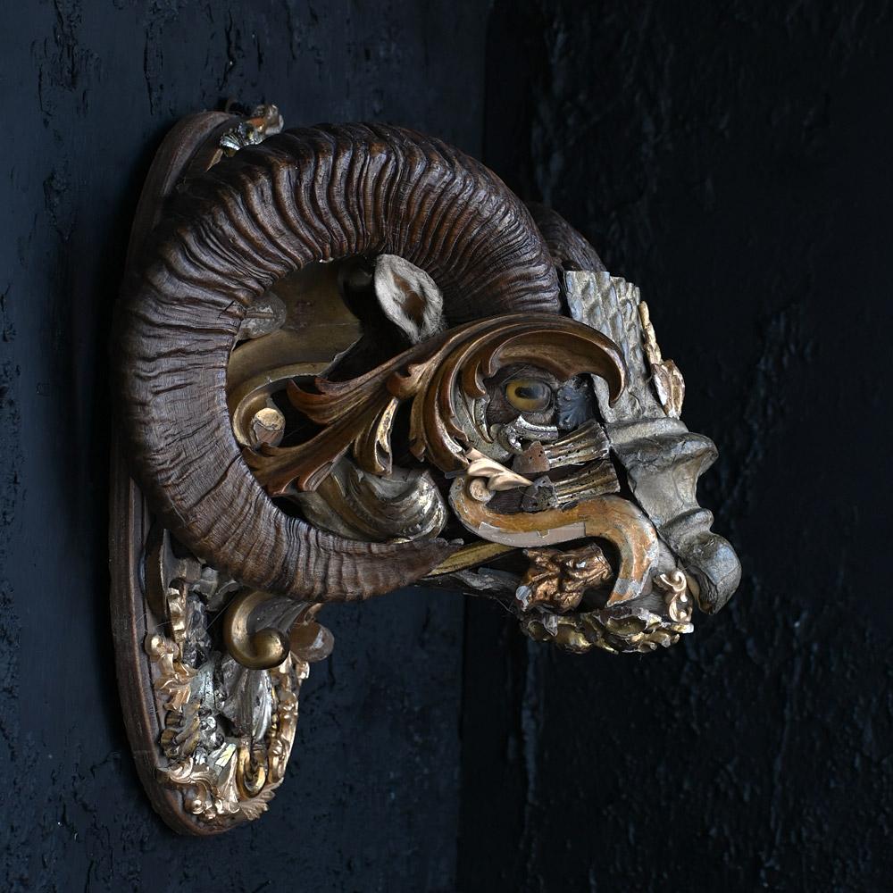 Arte popolare Capra tassidermica del Mid Century ricoperta di pino Frammenti decorativi antichi