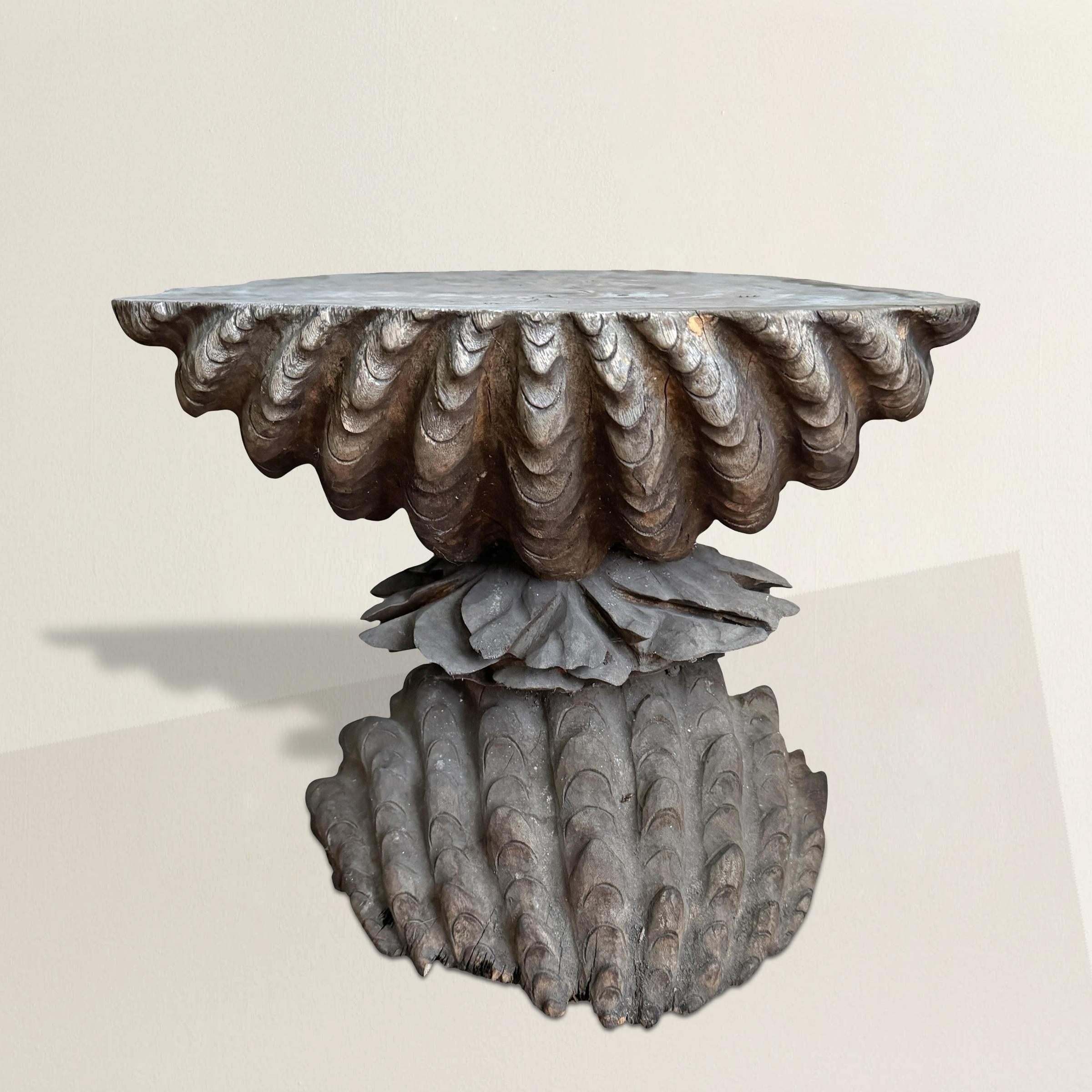 Escultural, caprichosa y un tanto surrealista, esta mesa de jardín de teca tallada a mano de mediados del siglo XX traslada el romanticismo de la tradición italiana de las grutas a la vida cotidiana. La base está formada por una composición de