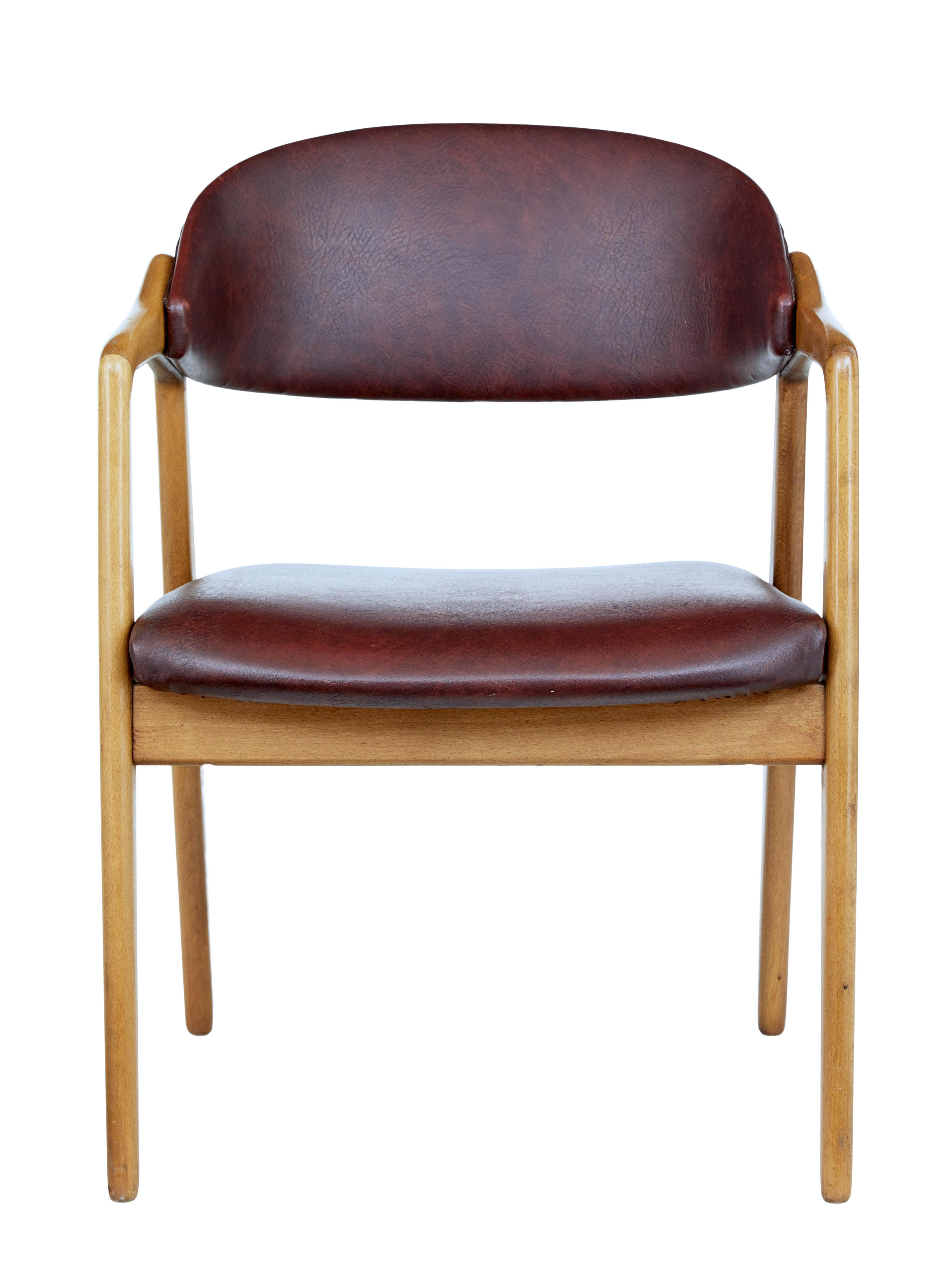 Mid-20th century teak desk chair by Gemla, circa 1960.

Elegant piece of Swedish design from the dio region in Sweden, produced by the Gemla furniture company.

Show frame teak sides with leatherette covered seats and back rests.

Minor