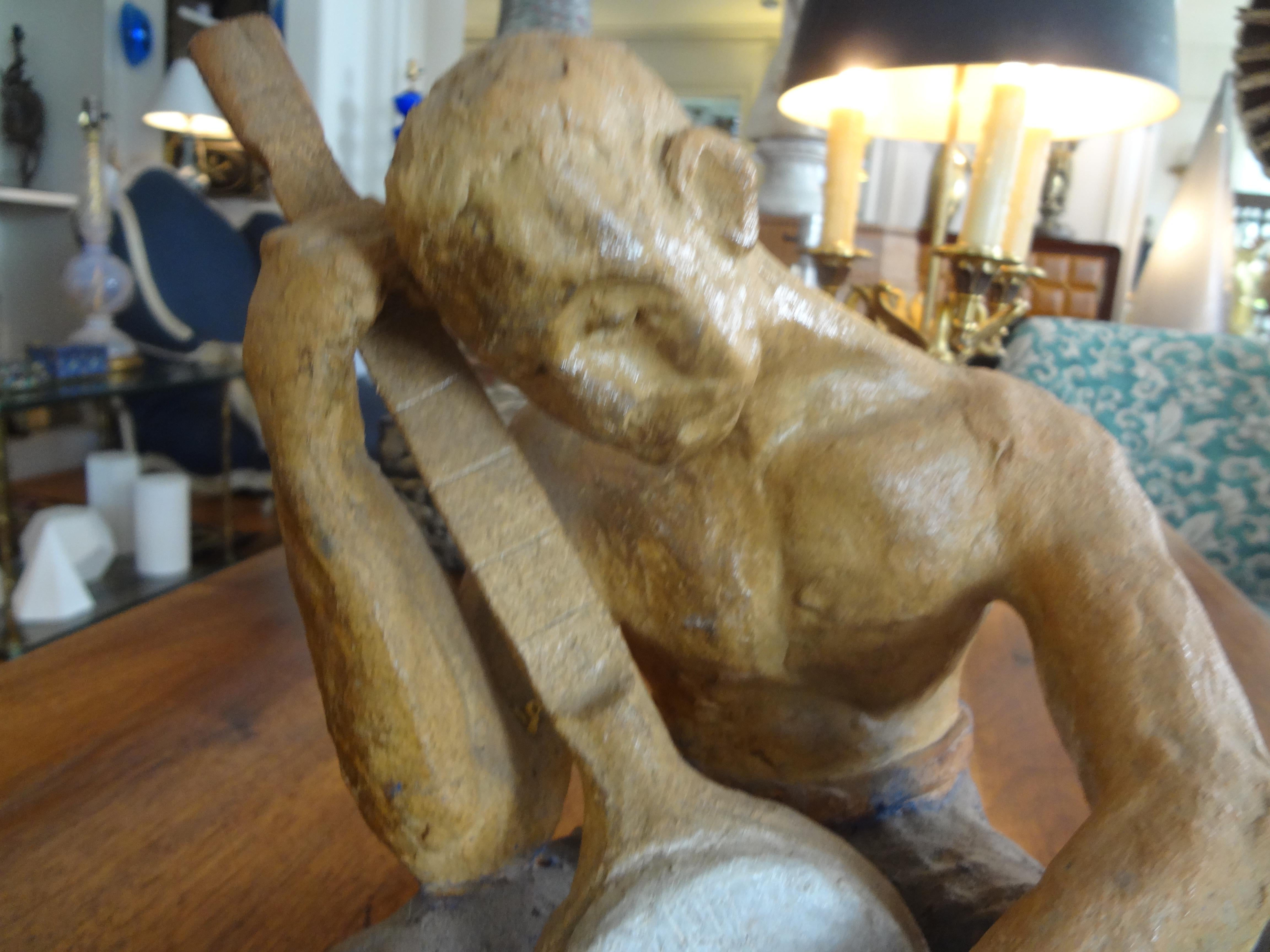 Hollywood Regency Scultura figurata in terracotta della metà del XX secolo in vendita