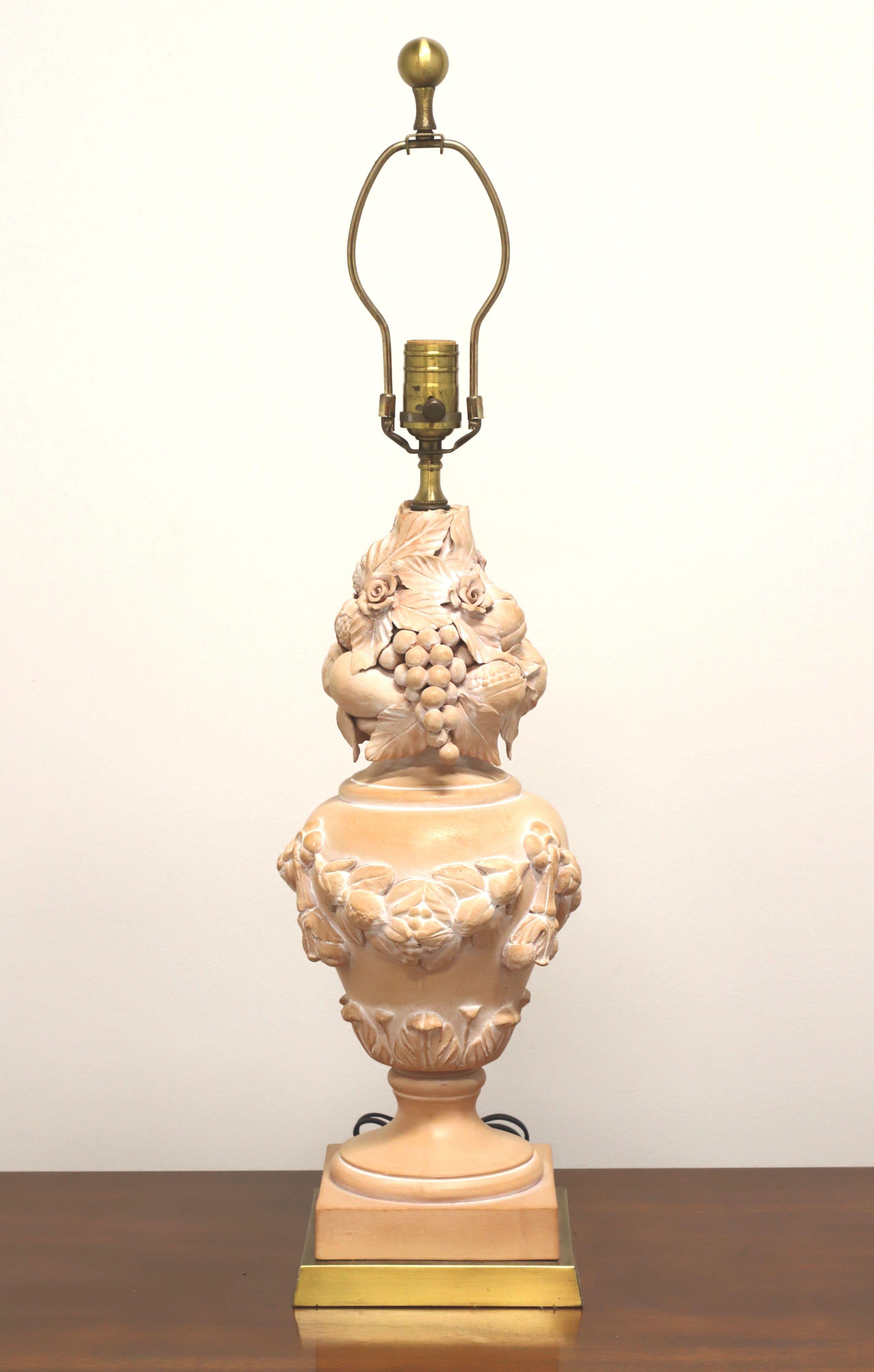 Lampe de table en terre cuite du milieu du 20e siècle à motifs floraux et fruitiers toscans en vente 4