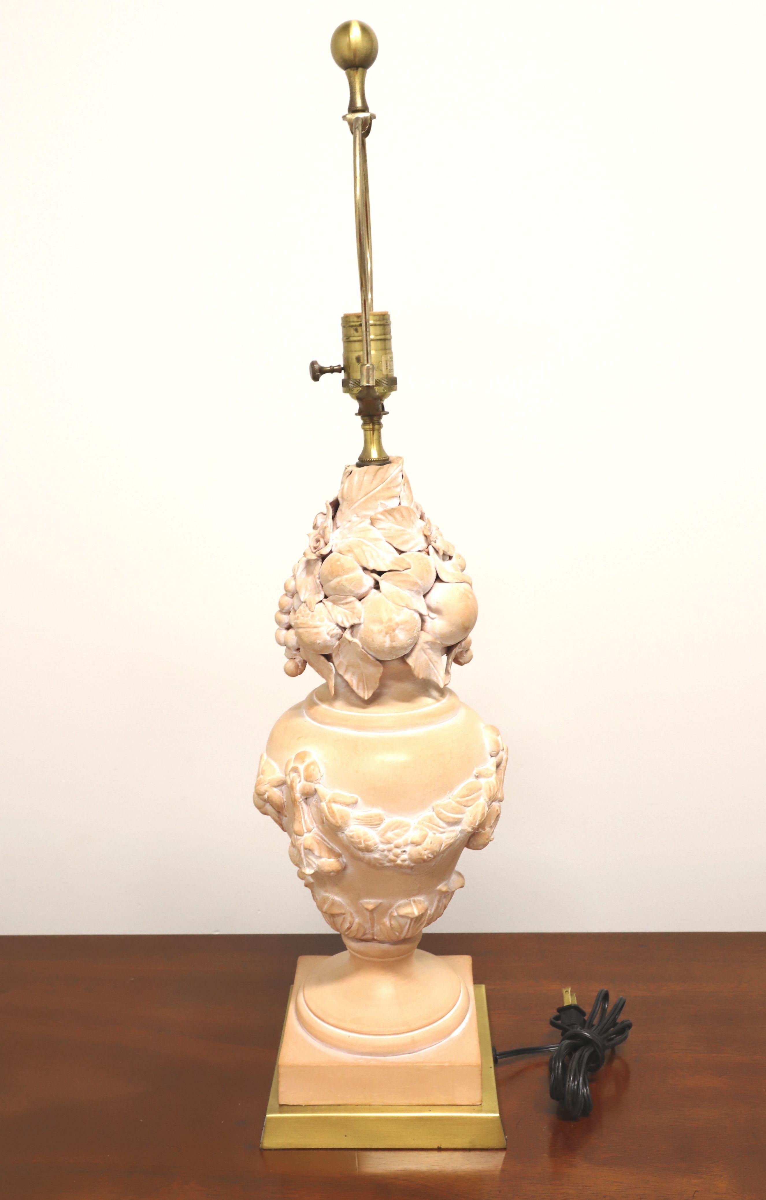 Américain Lampe de table en terre cuite du milieu du 20e siècle à motifs floraux et fruitiers toscans en vente