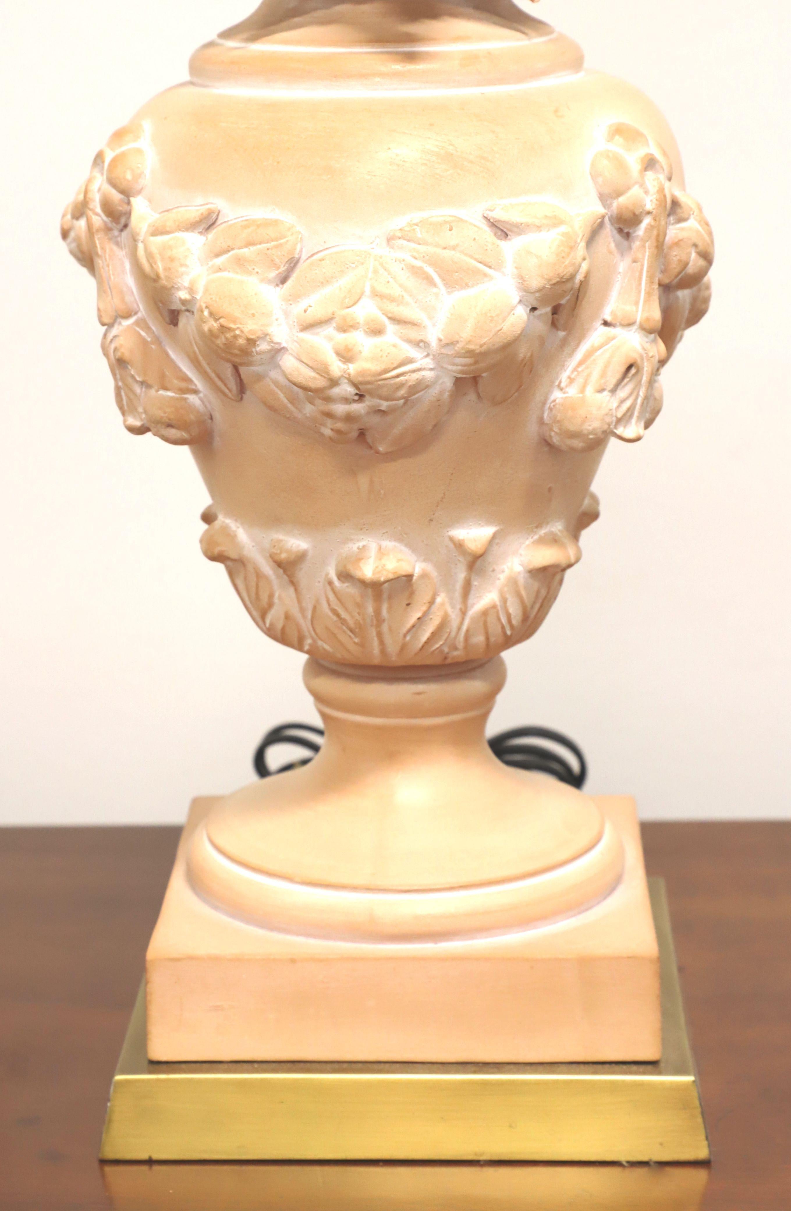 Lampe de table en terre cuite du milieu du 20e siècle à motifs floraux et fruitiers toscans en vente 1