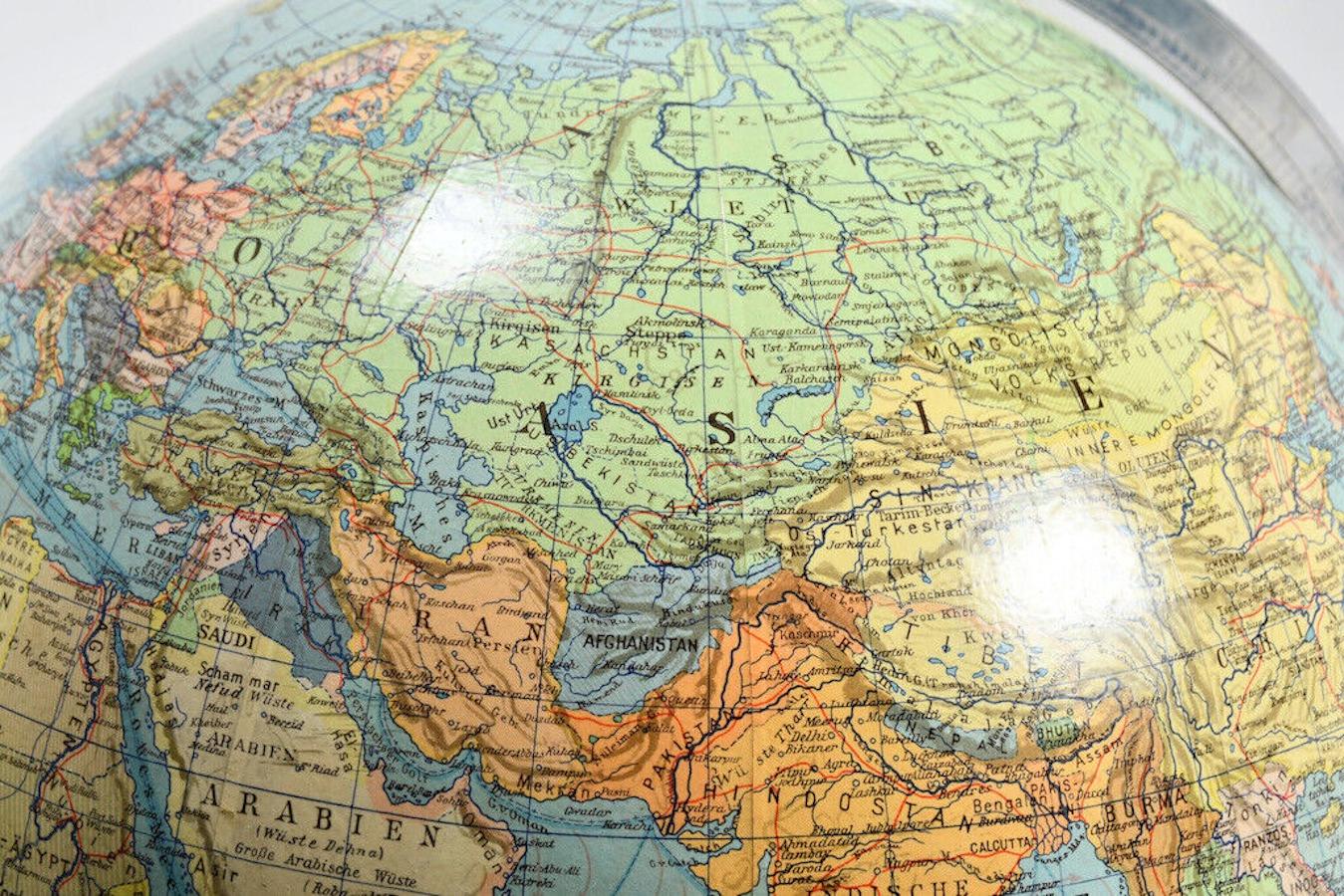 Mid-20th Century Terrestre Columbus World Globe Oestergaard Berlin, Germany 10