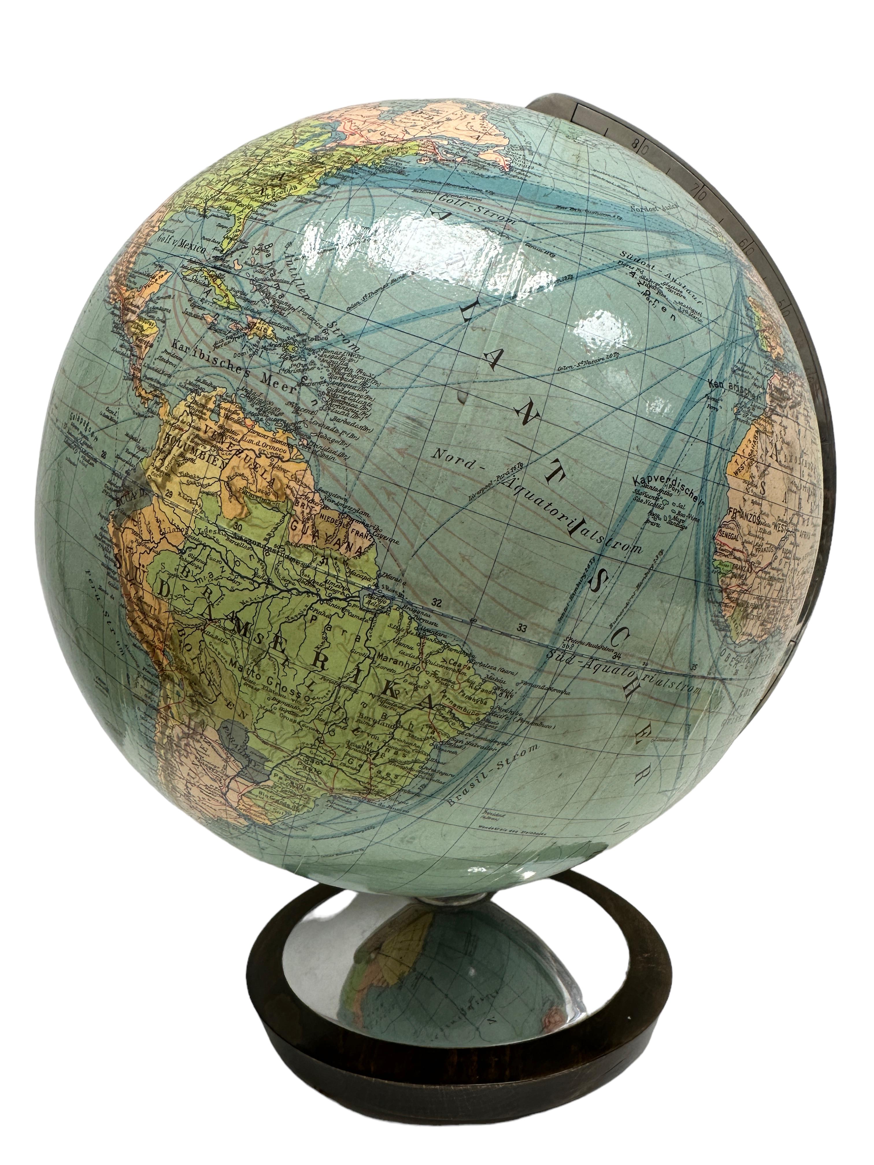 Vintage schöne 20. Jahrhundert Globus. Hergestellt vom deutschen Hersteller Oestergaard, Berlin, Deutschland. Es ist aus lithographiertem Papier Globus mit einem massiven Holz und Metall-Basis, Aluminium-Knopf gemacht. Eine schöne Ergänzung für jede