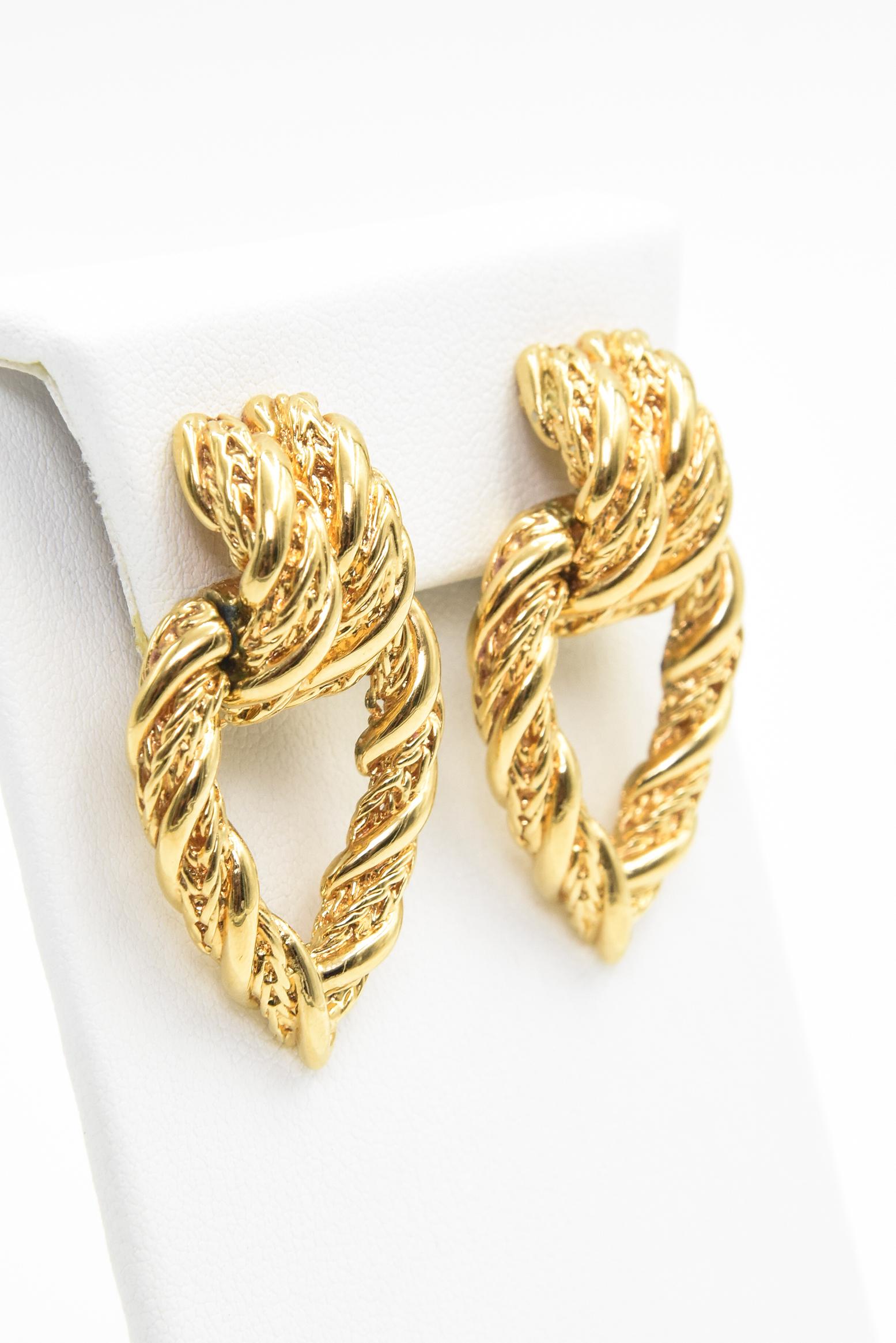 Mid 20th Century Textured Stylized Gold Tone Door Knocker Clip On Drop Earrings In Good Condition In Miami Beach, FL