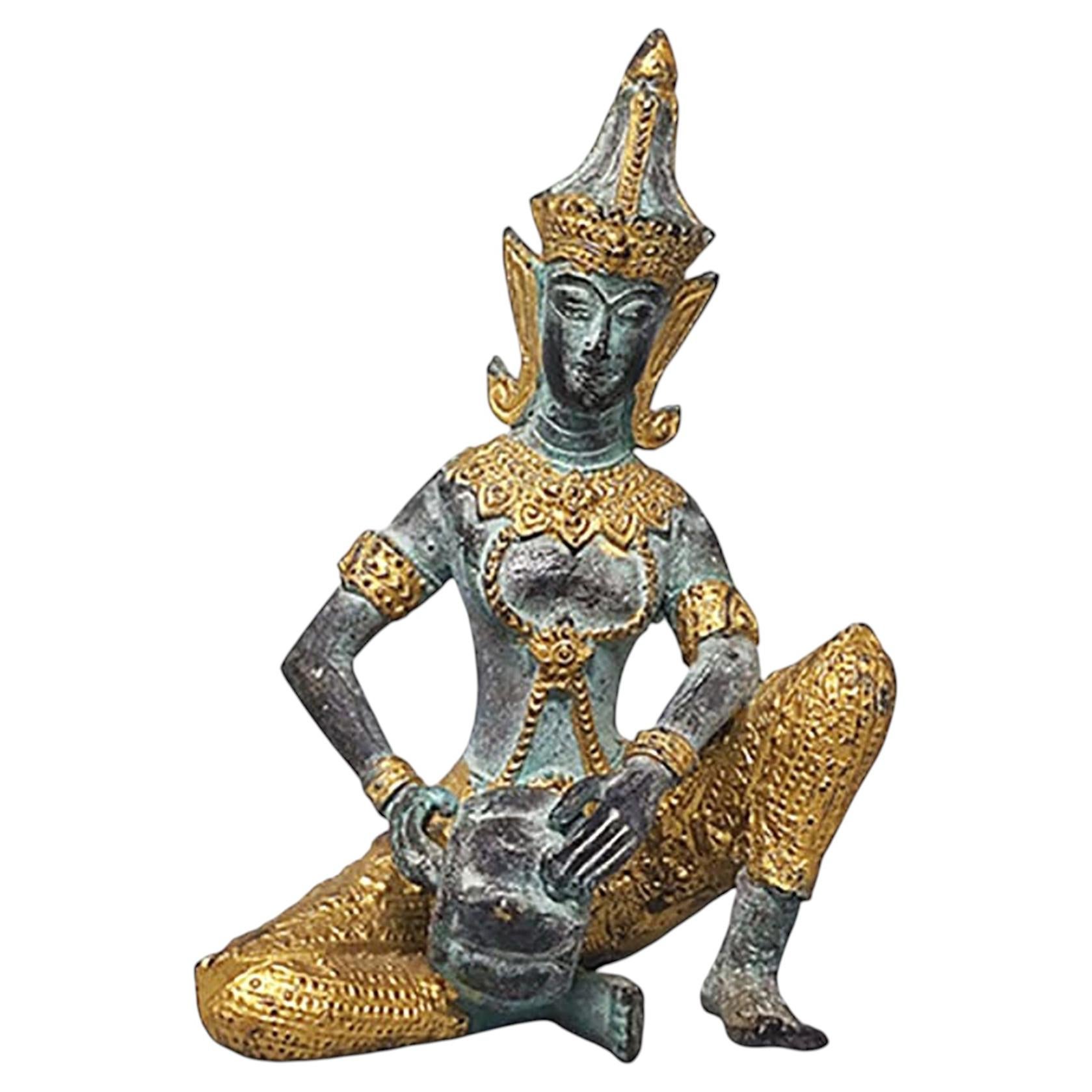 Mitte des 20. Jahrhunderts Thai patiniert Bronze Gottheit Musiker Statue im Angebot