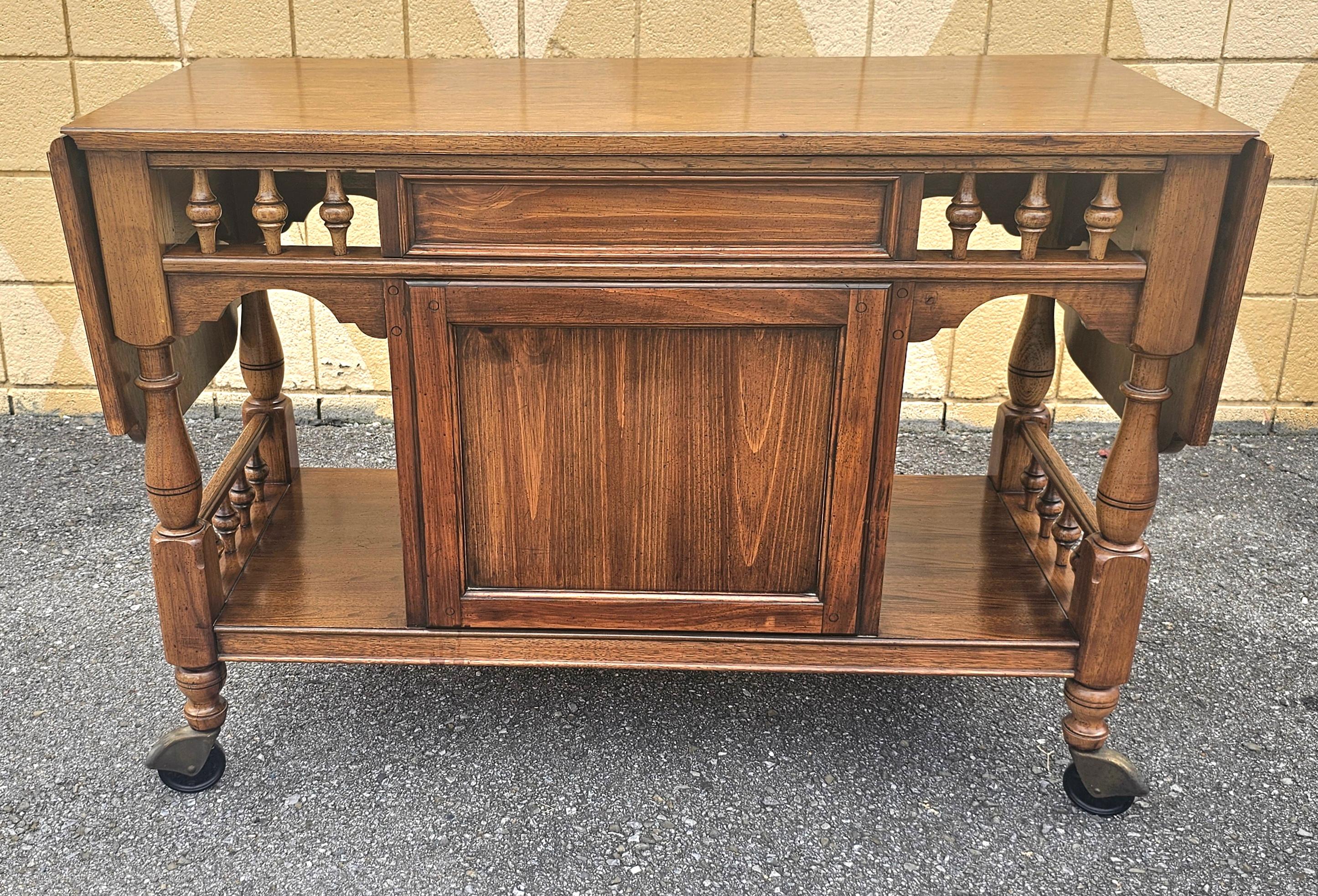 Server Buffet a Rolle in noce della metà del XX secolo in vendita 5