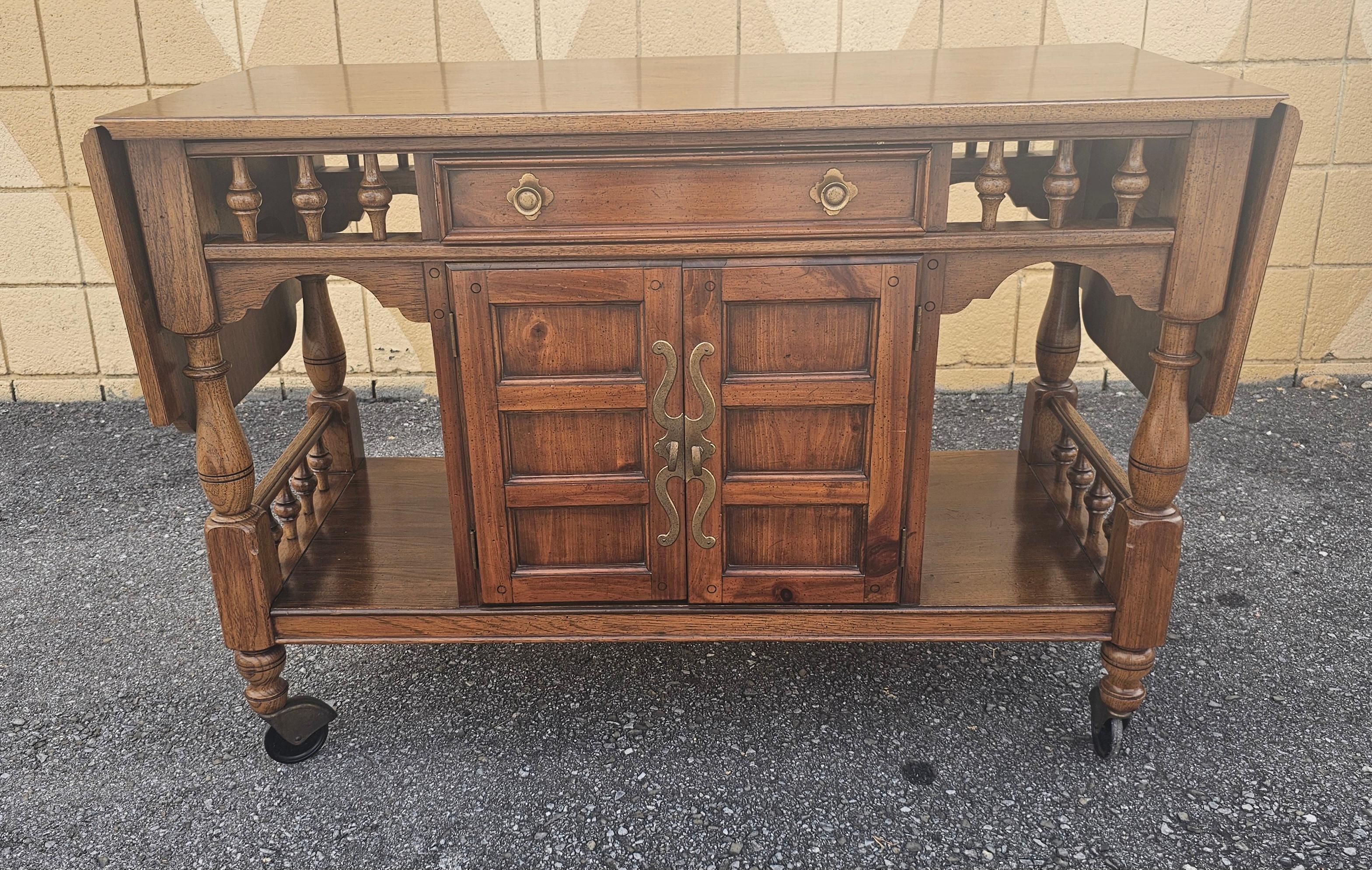 Server buffet in noce della metà del XX secolo con ante a ribalta e Rolle di Thomasville.
Misura 43,25
