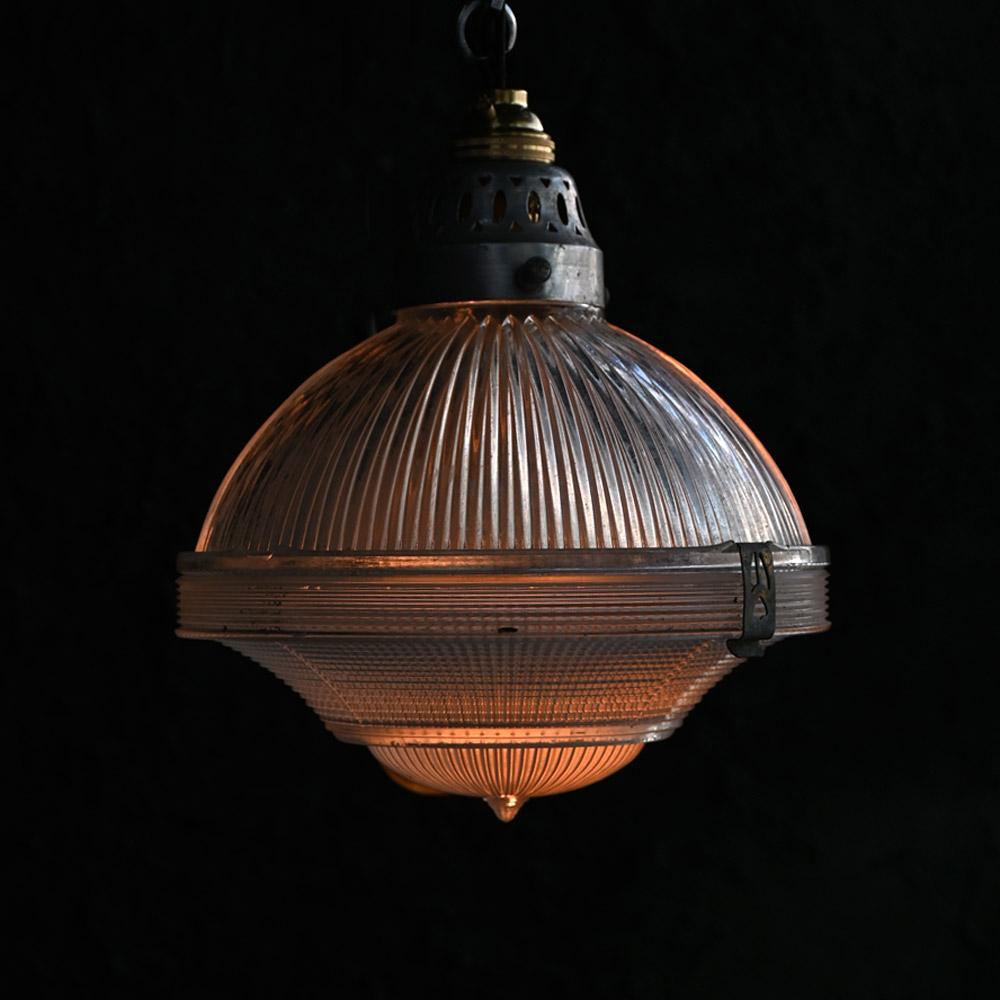 Lampe en trois parties en Holophane du milieu du 20e siècle  
Dimensions en pouces : H 7